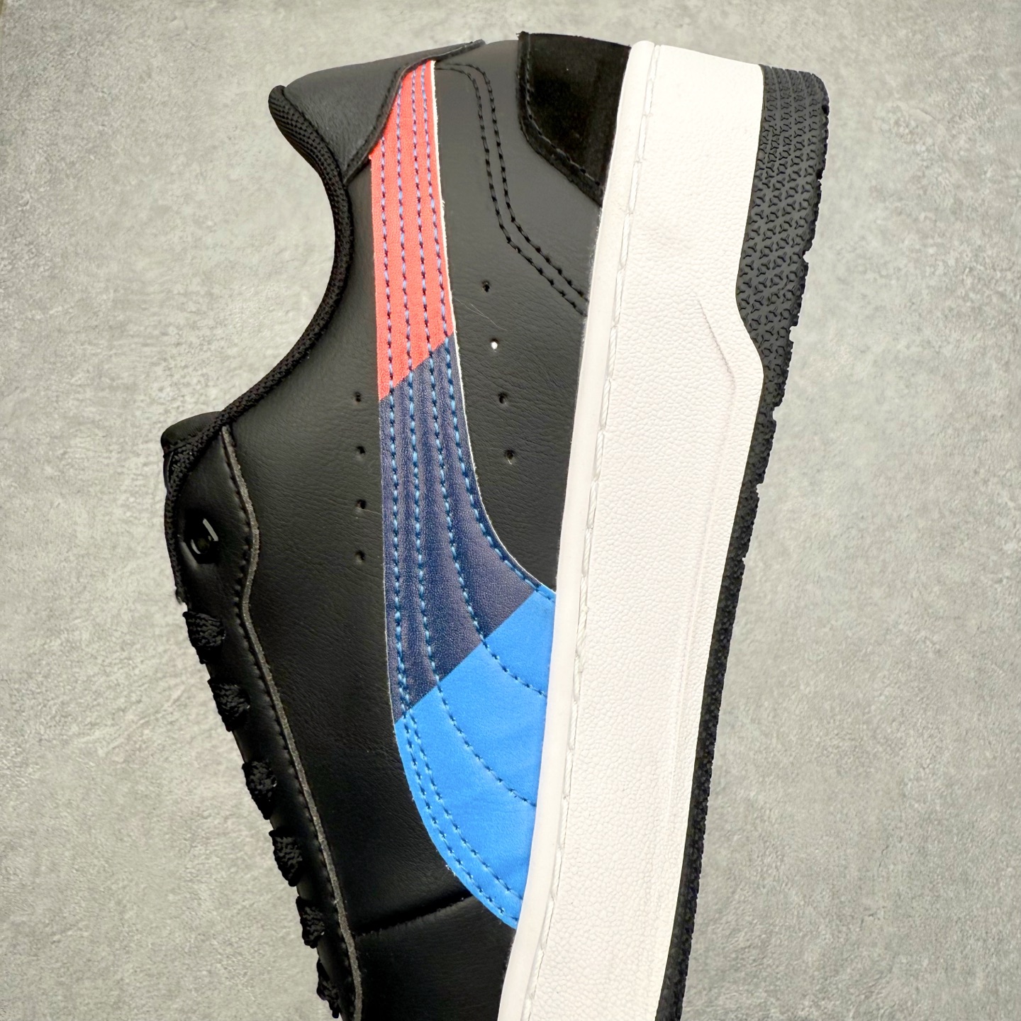 图片[7]-PUMA彪马 BMW M Motorsport RBD Break 彪马新款面包鞋男女同款复古休闲板鞋 赠送一双鞋带 鞋身通体采用细腻的麂皮材质 厚实柔软 质感出众 鞋侧保留PUMA标志性跑道图案 侧面与后跟点缀金属色PUMA LOGO 兼具辨识度与细节感 加厚鞋垫、饱满鞋舌 搭配加宽扁形鞋带 使得穿着感更加贴合与舒适 值得一提的是 本季SUEDE XL鞋款以黑色、红色及蓝色最为瞩目 经典黑的配色 在低调之余可轻松驾驭任何潮流风格造型 而高饱和度的配色 则是当之无愧的早春出街利器 尺码：36 37 37.5 38 38.5 39 40 40.5 41 42 42.5 43 44 45-选品中心