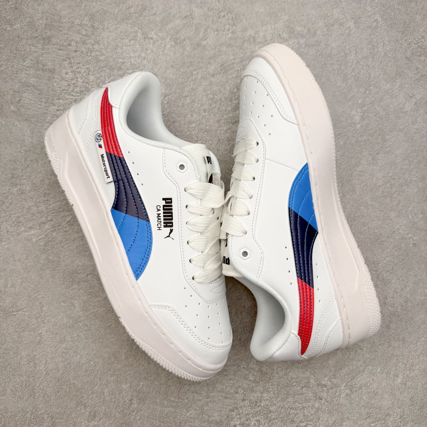 图片[3]-PUMA彪马 BMW M Motorsport RBD Break 彪马新款面包鞋男女同款复古休闲板鞋 赠送一双鞋带 鞋身通体采用细腻的麂皮材质 厚实柔软 质感出众 鞋侧保留PUMA标志性跑道图案 侧面与后跟点缀金属色PUMA LOGO 兼具辨识度与细节感 加厚鞋垫、饱满鞋舌 搭配加宽扁形鞋带 使得穿着感更加贴合与舒适 值得一提的是 本季SUEDE XL鞋款以黑色、红色及蓝色最为瞩目 经典黑的配色 在低调之余可轻松驾驭任何潮流风格造型 而高饱和度的配色 则是当之无愧的早春出街利器 尺码：36 37 37.5 38 38.5 39 40 40.5 41 42 42.5 43 44 45-选品中心