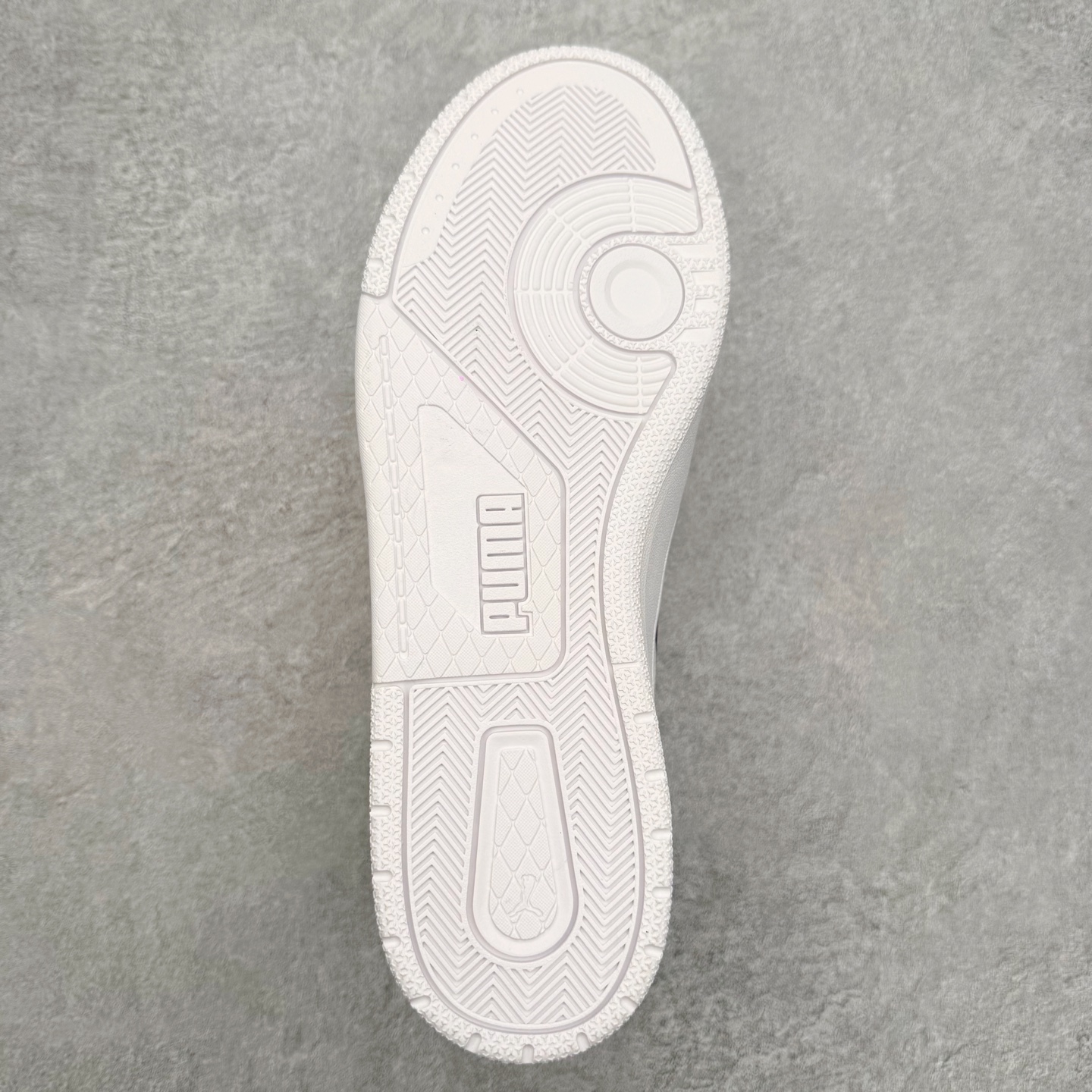 图片[9]-PUMA彪马 BMW M Motorsport RBD Break 彪马新款面包鞋男女同款复古休闲板鞋 赠送一双鞋带 鞋身通体采用细腻的麂皮材质 厚实柔软 质感出众 鞋侧保留PUMA标志性跑道图案 侧面与后跟点缀金属色PUMA LOGO 兼具辨识度与细节感 加厚鞋垫、饱满鞋舌 搭配加宽扁形鞋带 使得穿着感更加贴合与舒适 值得一提的是 本季SUEDE XL鞋款以黑色、红色及蓝色最为瞩目 经典黑的配色 在低调之余可轻松驾驭任何潮流风格造型 而高饱和度的配色 则是当之无愧的早春出街利器 尺码：36 37 37.5 38 38.5 39 40 40.5 41 42 42.5 43 44 45-选品中心