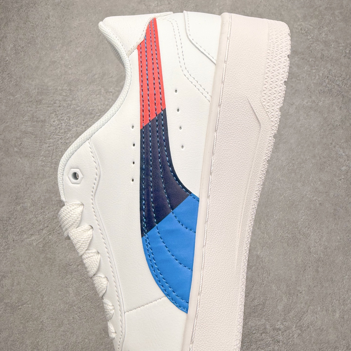 图片[7]-PUMA彪马 BMW M Motorsport RBD Break 彪马新款面包鞋男女同款复古休闲板鞋 赠送一双鞋带 鞋身通体采用细腻的麂皮材质 厚实柔软 质感出众 鞋侧保留PUMA标志性跑道图案 侧面与后跟点缀金属色PUMA LOGO 兼具辨识度与细节感 加厚鞋垫、饱满鞋舌 搭配加宽扁形鞋带 使得穿着感更加贴合与舒适 值得一提的是 本季SUEDE XL鞋款以黑色、红色及蓝色最为瞩目 经典黑的配色 在低调之余可轻松驾驭任何潮流风格造型 而高饱和度的配色 则是当之无愧的早春出街利器 尺码：36 37 37.5 38 38.5 39 40 40.5 41 42 42.5 43 44 45-选品中心