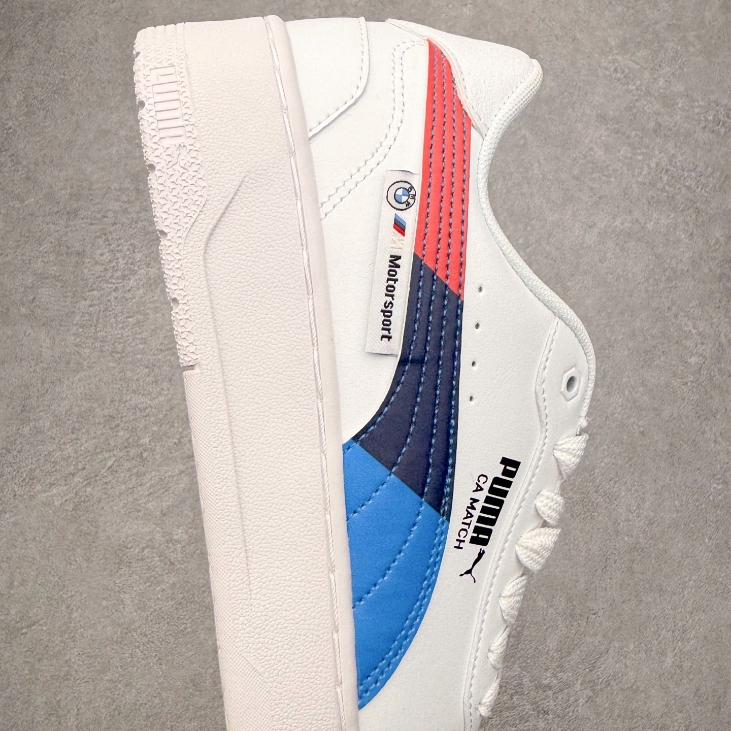 图片[6]-PUMA彪马 BMW M Motorsport RBD Break 彪马新款面包鞋男女同款复古休闲板鞋 赠送一双鞋带 鞋身通体采用细腻的麂皮材质 厚实柔软 质感出众 鞋侧保留PUMA标志性跑道图案 侧面与后跟点缀金属色PUMA LOGO 兼具辨识度与细节感 加厚鞋垫、饱满鞋舌 搭配加宽扁形鞋带 使得穿着感更加贴合与舒适 值得一提的是 本季SUEDE XL鞋款以黑色、红色及蓝色最为瞩目 经典黑的配色 在低调之余可轻松驾驭任何潮流风格造型 而高饱和度的配色 则是当之无愧的早春出街利器 尺码：36 37 37.5 38 38.5 39 40 40.5 41 42 42.5 43 44 45-选品中心