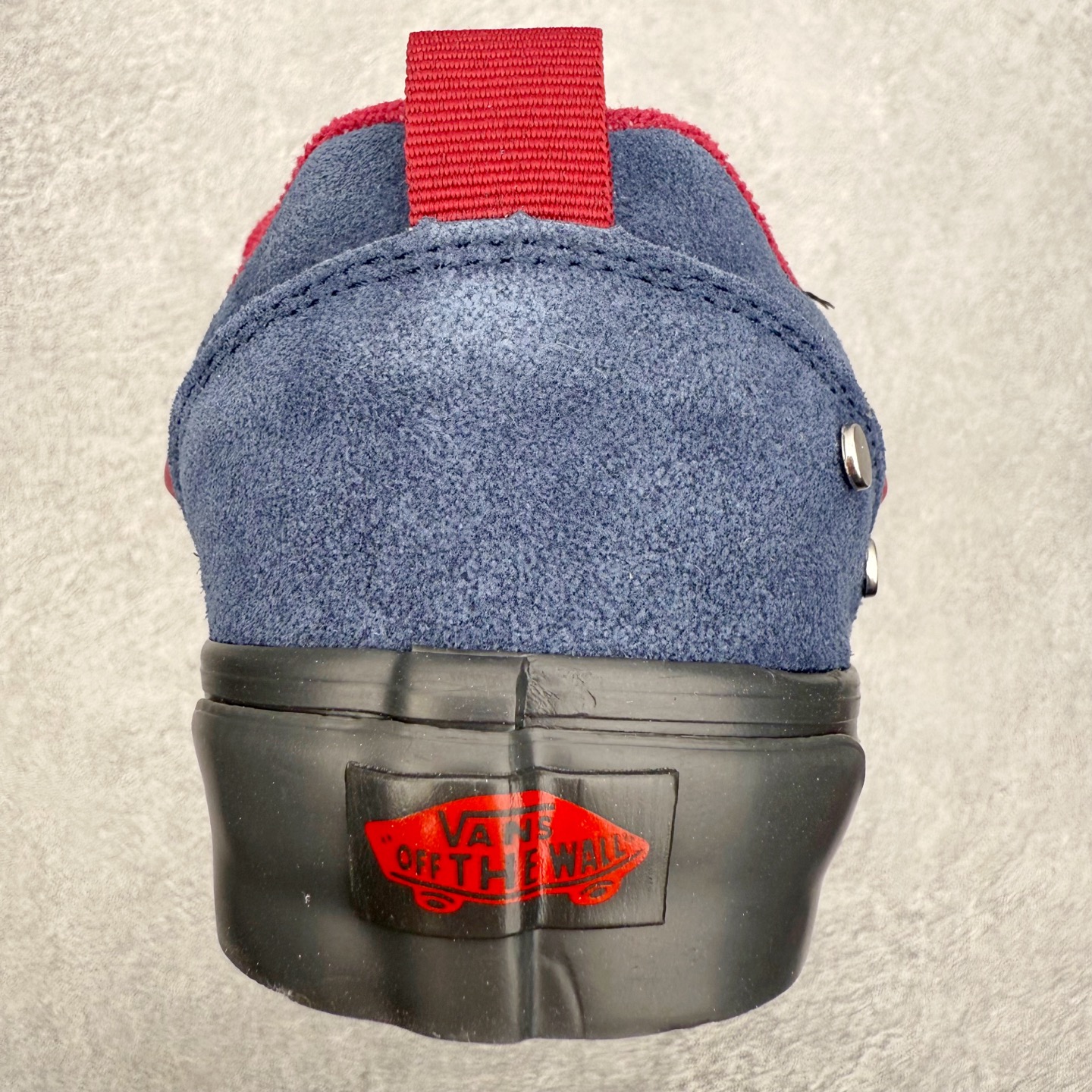 图片[8]-Vans Knu Skool 铆钉藏蓝酒红 官方新款 复古休闲胖胖面包鞋 此次以铆钉元素为设计亮点，面包鞋标志性的立体大Logo搭配麂皮材质，质感拉满，后跟融合铆钉元素，街头复古风十足。 尺码：35 36 36.5 37 38 38.5 39 40 40.5 41 42 42.5 43 44 45-选品中心