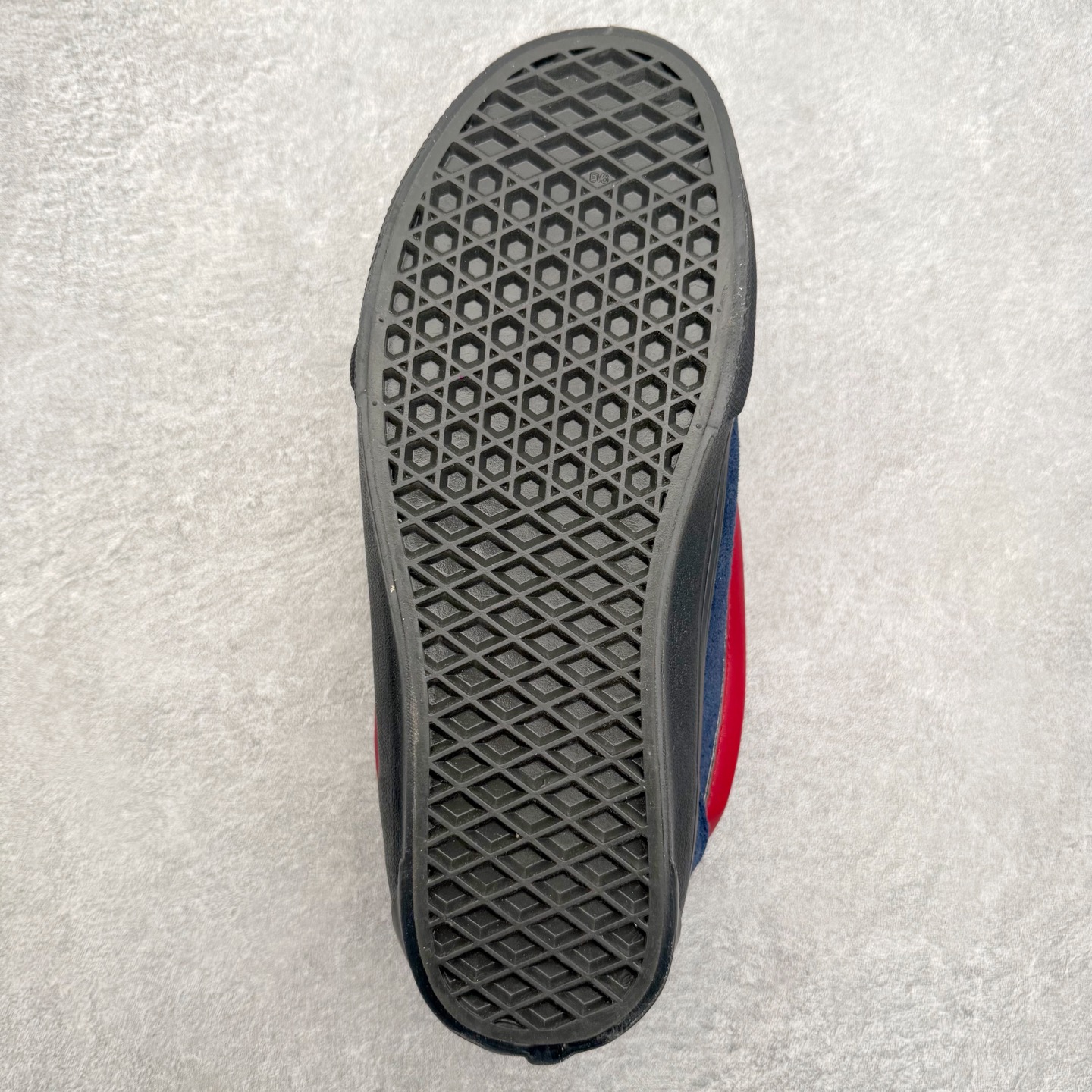 图片[9]-Vans Knu Skool 铆钉藏蓝酒红 官方新款 复古休闲胖胖面包鞋 此次以铆钉元素为设计亮点，面包鞋标志性的立体大Logo搭配麂皮材质，质感拉满，后跟融合铆钉元素，街头复古风十足。 尺码：35 36 36.5 37 38 38.5 39 40 40.5 41 42 42.5 43 44 45-选品中心