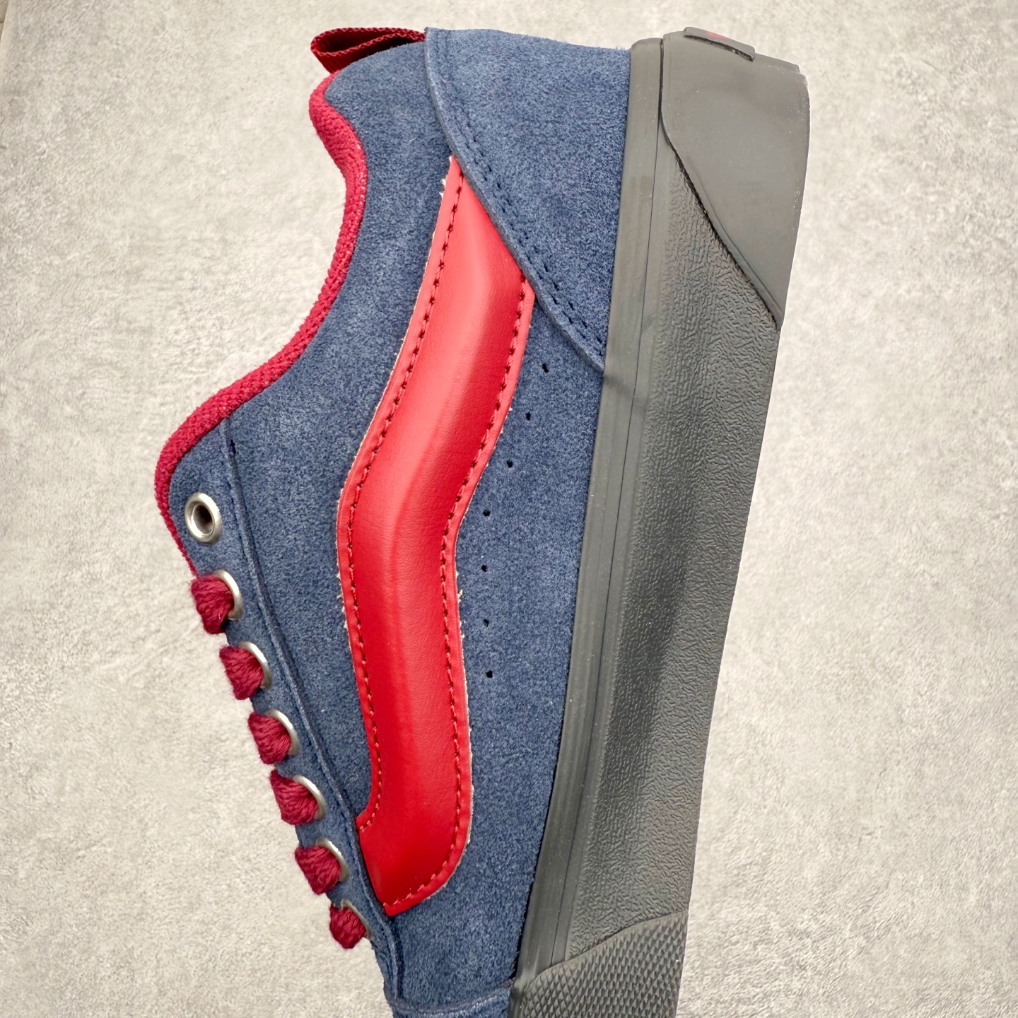 图片[7]-Vans Knu Skool 铆钉藏蓝酒红 官方新款 复古休闲胖胖面包鞋 此次以铆钉元素为设计亮点，面包鞋标志性的立体大Logo搭配麂皮材质，质感拉满，后跟融合铆钉元素，街头复古风十足。 尺码：35 36 36.5 37 38 38.5 39 40 40.5 41 42 42.5 43 44 45-选品中心