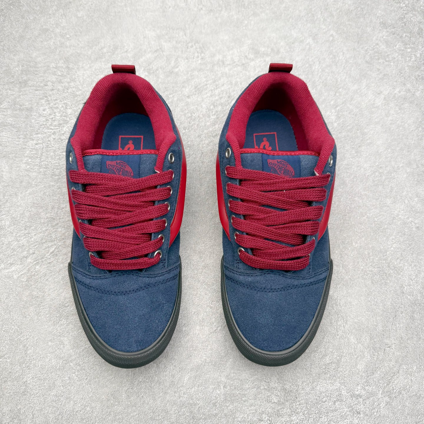 图片[2]-Vans Knu Skool 铆钉藏蓝酒红 官方新款 复古休闲胖胖面包鞋 此次以铆钉元素为设计亮点，面包鞋标志性的立体大Logo搭配麂皮材质，质感拉满，后跟融合铆钉元素，街头复古风十足。 尺码：35 36 36.5 37 38 38.5 39 40 40.5 41 42 42.5 43 44 45-选品中心