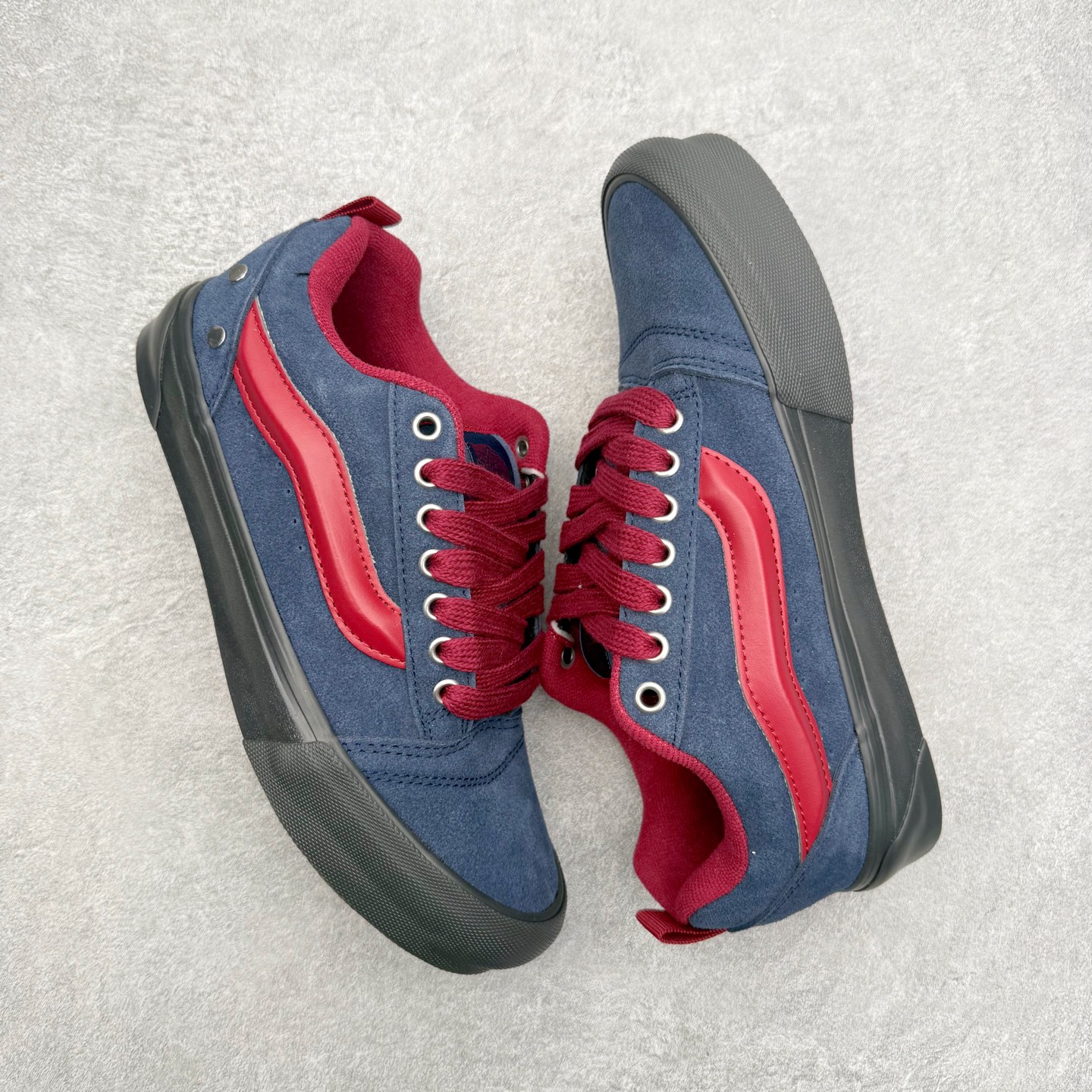 图片[3]-Vans Knu Skool 铆钉藏蓝酒红 官方新款 复古休闲胖胖面包鞋 此次以铆钉元素为设计亮点，面包鞋标志性的立体大Logo搭配麂皮材质，质感拉满，后跟融合铆钉元素，街头复古风十足。 尺码：35 36 36.5 37 38 38.5 39 40 40.5 41 42 42.5 43 44 45-选品中心