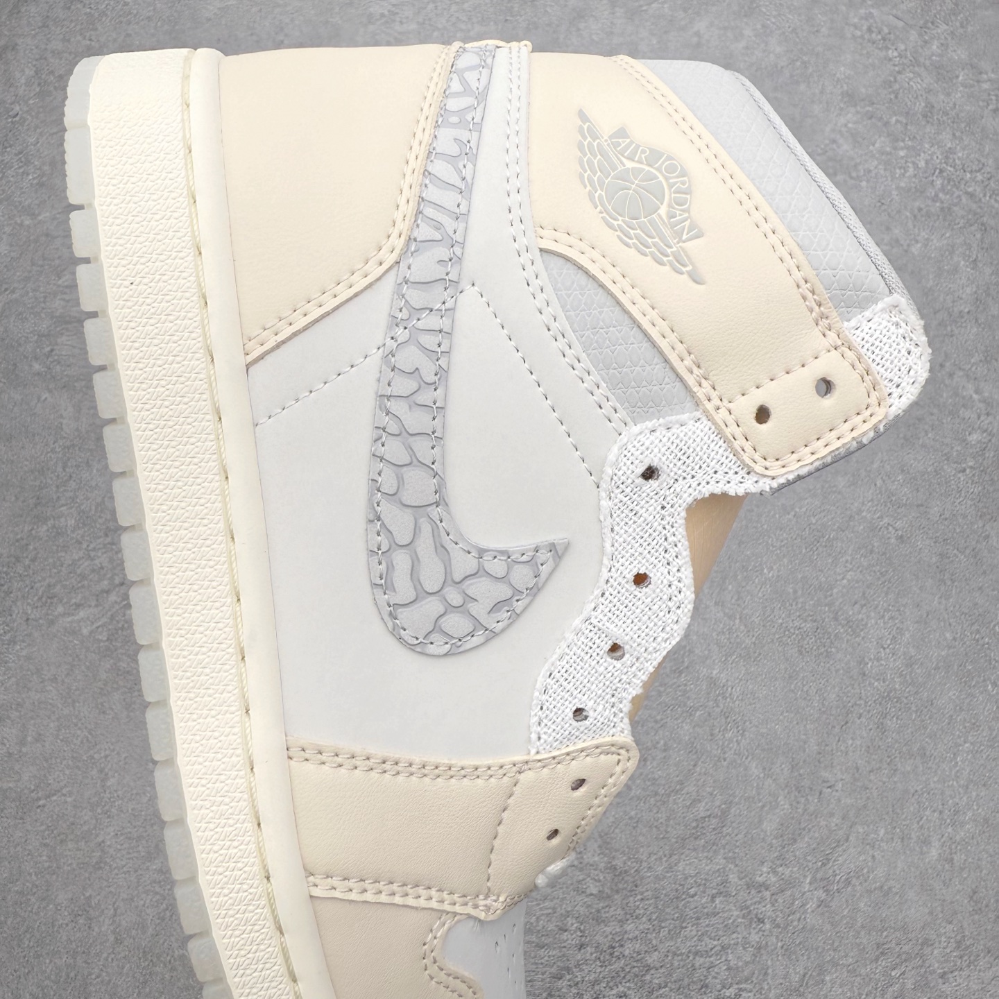 图片[6]-Air Jordan AJ1 High 高帮 白灰 IH4363-100 性价比批次 原盒原配 大厂出品 原厂楦头纸板数据开发 鞋型公整不松垮 采购头层皮料冲裁 高整洁度 上脚原汁原味的公司货既视感 原底独立模具 中底四线拉帮完美走线 原模大底咬花 实拍调校N版已经零色差零失真 百分百还原实物色彩所见即所得 不存在货不对板色差等低级问题 选购参考实物拍摄 不混卖不参货 只用心做好货严格选品 承诺混一赔十 尺码：36 36.5 37.5 38 38.5 39 40 40.5 41 42 42.5 43 44 44.5 45 46 47.5-选品中心