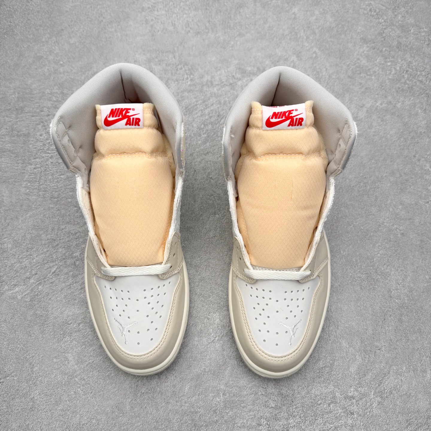 图片[2]-Air Jordan AJ1 High 高帮 白灰 IH4363-100 性价比批次 原盒原配 大厂出品 原厂楦头纸板数据开发 鞋型公整不松垮 采购头层皮料冲裁 高整洁度 上脚原汁原味的公司货既视感 原底独立模具 中底四线拉帮完美走线 原模大底咬花 实拍调校N版已经零色差零失真 百分百还原实物色彩所见即所得 不存在货不对板色差等低级问题 选购参考实物拍摄 不混卖不参货 只用心做好货严格选品 承诺混一赔十 尺码：36 36.5 37.5 38 38.5 39 40 40.5 41 42 42.5 43 44 44.5 45 46 47.5-选品中心