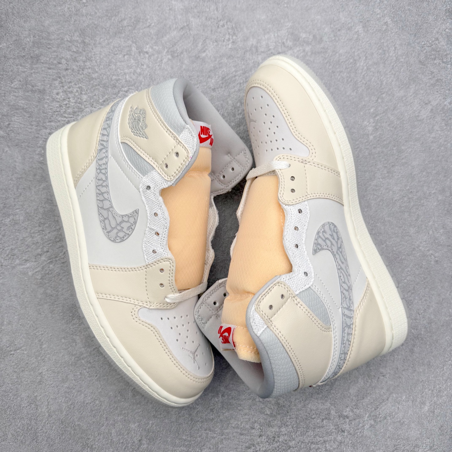 图片[3]-Air Jordan AJ1 High 高帮 白灰 IH4363-100 性价比批次 原盒原配 大厂出品 原厂楦头纸板数据开发 鞋型公整不松垮 采购头层皮料冲裁 高整洁度 上脚原汁原味的公司货既视感 原底独立模具 中底四线拉帮完美走线 原模大底咬花 实拍调校N版已经零色差零失真 百分百还原实物色彩所见即所得 不存在货不对板色差等低级问题 选购参考实物拍摄 不混卖不参货 只用心做好货严格选品 承诺混一赔十 尺码：36 36.5 37.5 38 38.5 39 40 40.5 41 42 42.5 43 44 44.5 45 46 47.5-选品中心