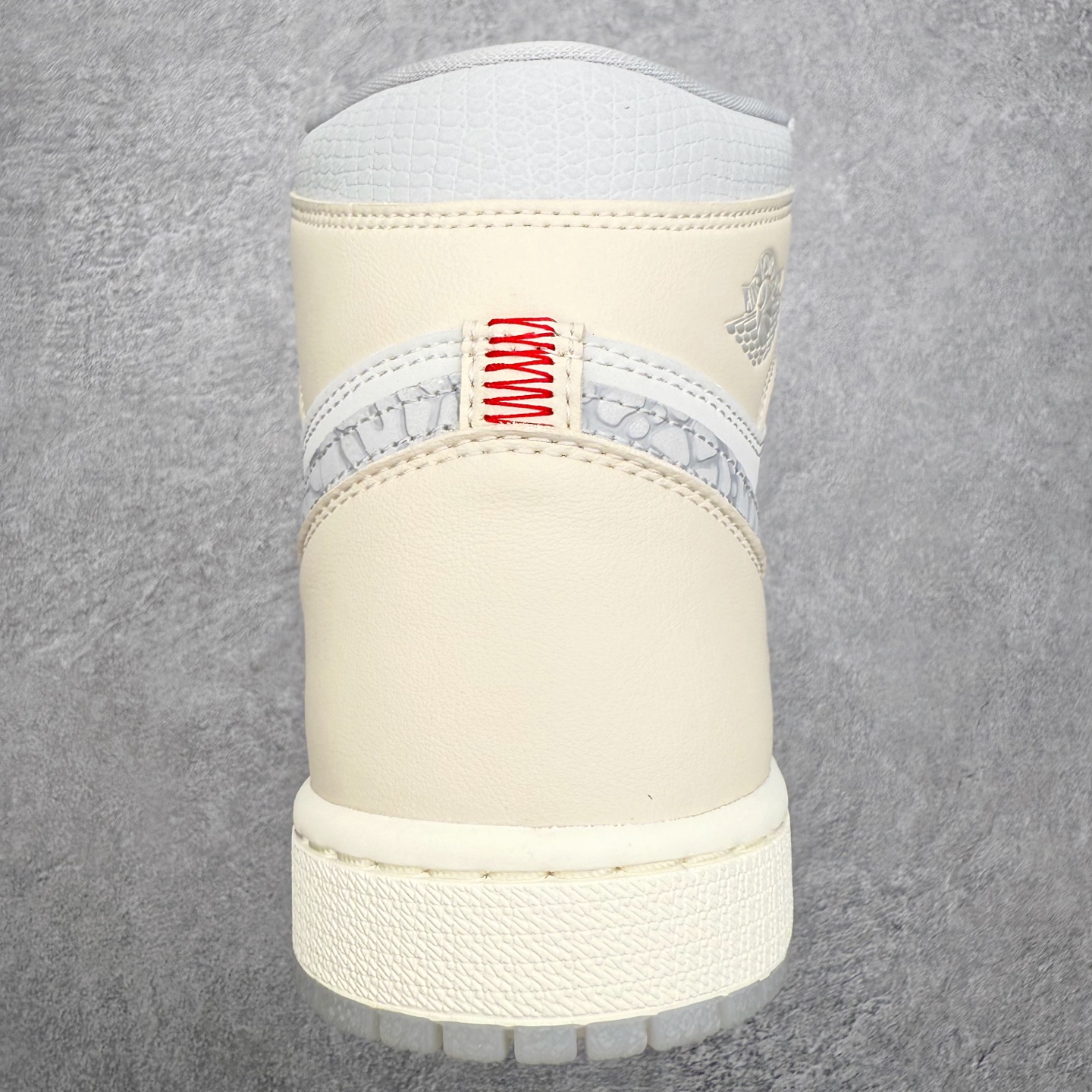 图片[8]-Air Jordan AJ1 High 高帮 白灰 IH4363-100 性价比批次 原盒原配 大厂出品 原厂楦头纸板数据开发 鞋型公整不松垮 采购头层皮料冲裁 高整洁度 上脚原汁原味的公司货既视感 原底独立模具 中底四线拉帮完美走线 原模大底咬花 实拍调校N版已经零色差零失真 百分百还原实物色彩所见即所得 不存在货不对板色差等低级问题 选购参考实物拍摄 不混卖不参货 只用心做好货严格选品 承诺混一赔十 尺码：36 36.5 37.5 38 38.5 39 40 40.5 41 42 42.5 43 44 44.5 45 46 47.5-选品中心