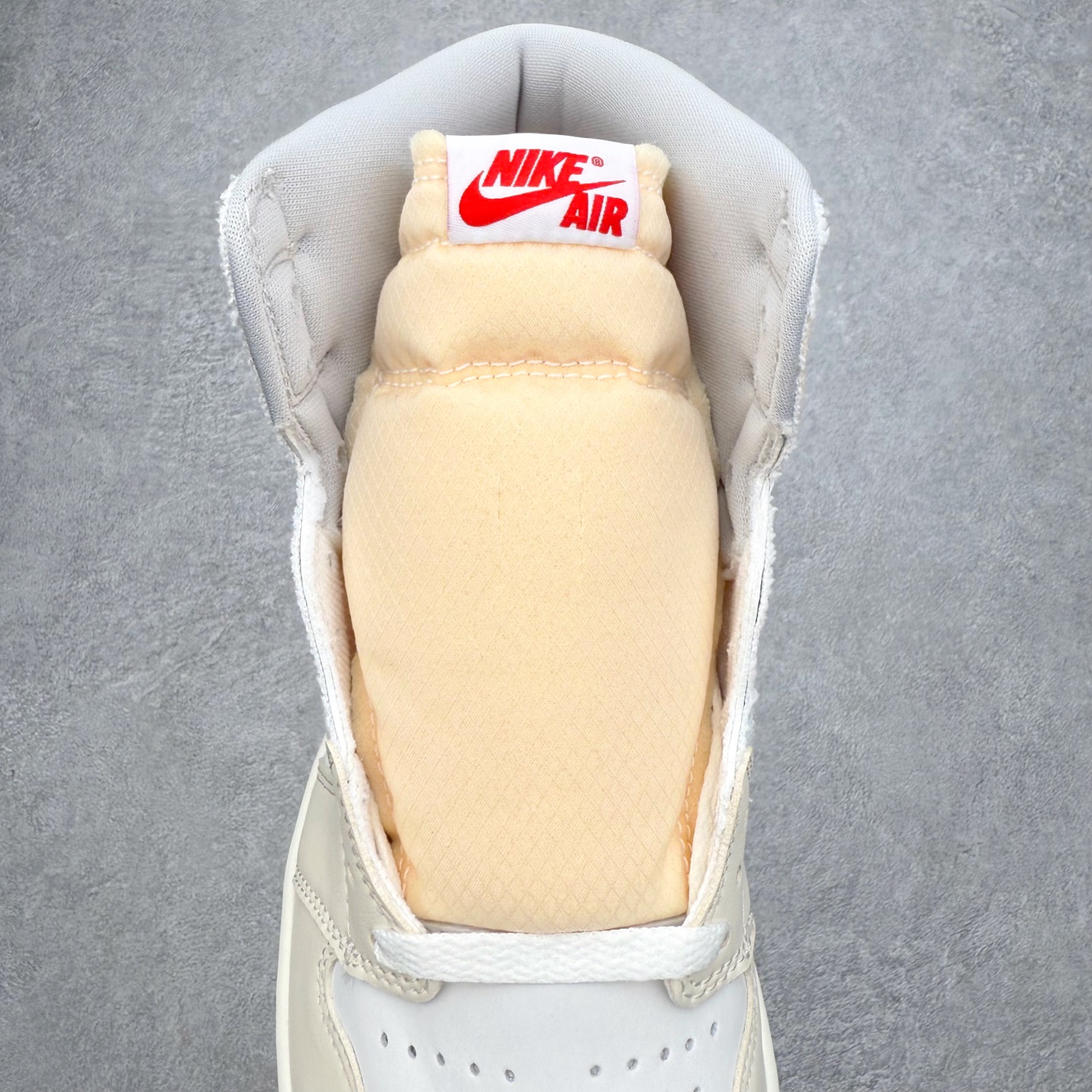 图片[5]-Air Jordan AJ1 High 高帮 白灰 IH4363-100 性价比批次 原盒原配 大厂出品 原厂楦头纸板数据开发 鞋型公整不松垮 采购头层皮料冲裁 高整洁度 上脚原汁原味的公司货既视感 原底独立模具 中底四线拉帮完美走线 原模大底咬花 实拍调校N版已经零色差零失真 百分百还原实物色彩所见即所得 不存在货不对板色差等低级问题 选购参考实物拍摄 不混卖不参货 只用心做好货严格选品 承诺混一赔十 尺码：36 36.5 37.5 38 38.5 39 40 40.5 41 42 42.5 43 44 44.5 45 46 47.5-选品中心