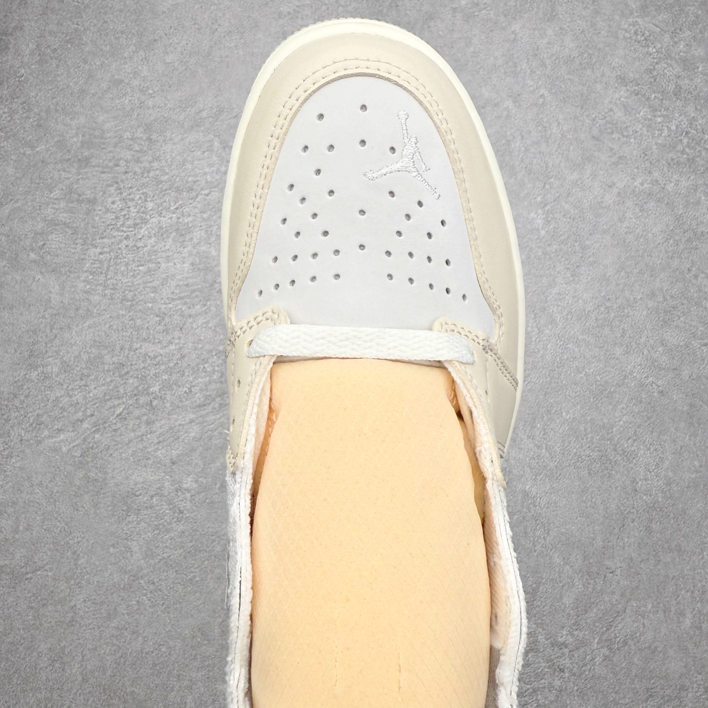 图片[4]-Air Jordan AJ1 High 高帮 白灰 IH4363-100 性价比批次 原盒原配 大厂出品 原厂楦头纸板数据开发 鞋型公整不松垮 采购头层皮料冲裁 高整洁度 上脚原汁原味的公司货既视感 原底独立模具 中底四线拉帮完美走线 原模大底咬花 实拍调校N版已经零色差零失真 百分百还原实物色彩所见即所得 不存在货不对板色差等低级问题 选购参考实物拍摄 不混卖不参货 只用心做好货严格选品 承诺混一赔十 尺码：36 36.5 37.5 38 38.5 39 40 40.5 41 42 42.5 43 44 44.5 45 46 47.5-选品中心