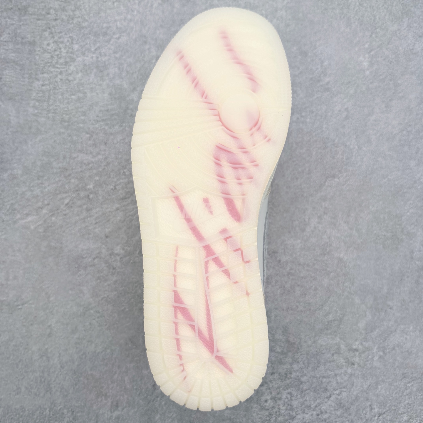 图片[9]-Air Jordan AJ1 High 高帮 白灰 IH4363-100 性价比批次 原盒原配 大厂出品 原厂楦头纸板数据开发 鞋型公整不松垮 采购头层皮料冲裁 高整洁度 上脚原汁原味的公司货既视感 原底独立模具 中底四线拉帮完美走线 原模大底咬花 实拍调校N版已经零色差零失真 百分百还原实物色彩所见即所得 不存在货不对板色差等低级问题 选购参考实物拍摄 不混卖不参货 只用心做好货严格选品 承诺混一赔十 尺码：36 36.5 37.5 38 38.5 39 40 40.5 41 42 42.5 43 44 44.5 45 46 47.5-选品中心