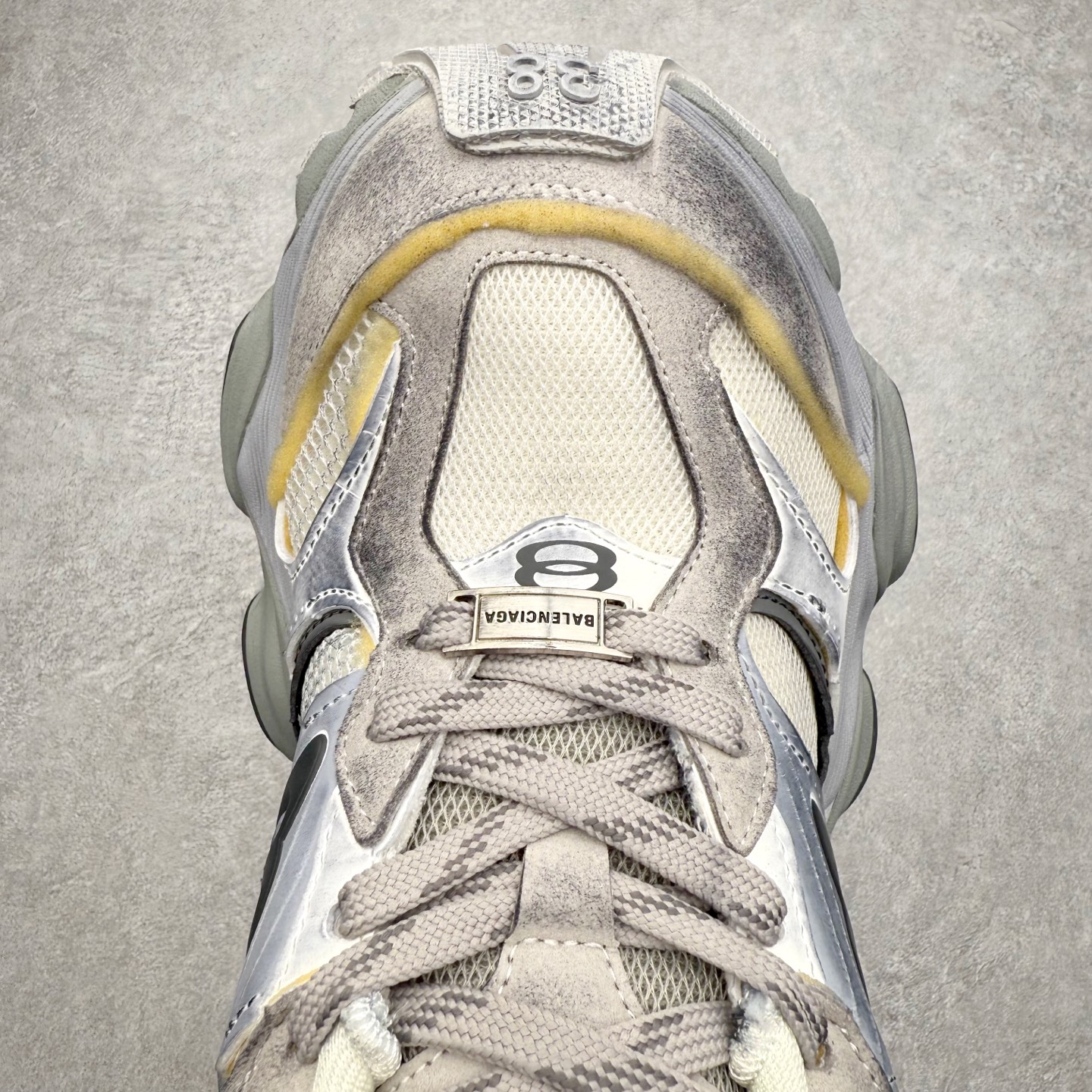 图片[4]-＃福利特价 Balenciaga CARGO Sneaker 巴黎世家十一代圆头系带舒适百搭低帮生活休闲鞋老爹鞋 这款超细纤维和网布工装运动鞋 来自 Balenciaga 2024年夏季系列 其前卫的设计、夸张的体积和反光细节赋予其特别的轮廓 在 2024 夏季系列的秀场上 我们看到了睽违已久的新款运动鞋 Cargo Sneaker 看鞋名便可猜想 延续 3XL 经典设计 这似乎是一双天生为阔腿 Cargo 而生的鞋款 并且它比起 3XL 本就极度夸张的造型更加夸张 拥有更大的鞋底面积以及更为上翘的鞋头 堪称「5XL」外观设计上除了「比大更大」做旧的厚网布鞋面 还有一种经典 Track 鞋款融合 New Balance 9060 中底之即视感 标志性 Sporty B Logo 置于鞋面中间 再加上明显提高的中底厚度 你也不用害怕与3XL难以分辨 尺码：35/46-选品中心