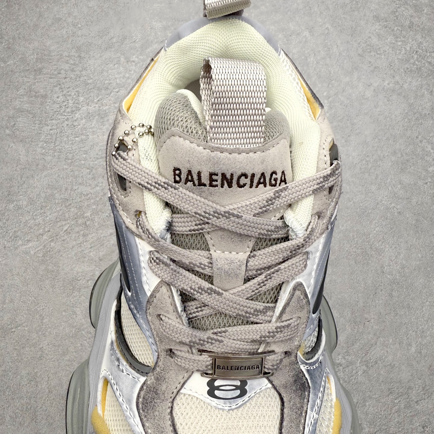 图片[5]-＃福利特价 Balenciaga CARGO Sneaker 巴黎世家十一代圆头系带舒适百搭低帮生活休闲鞋老爹鞋 这款超细纤维和网布工装运动鞋 来自 Balenciaga 2024年夏季系列 其前卫的设计、夸张的体积和反光细节赋予其特别的轮廓 在 2024 夏季系列的秀场上 我们看到了睽违已久的新款运动鞋 Cargo Sneaker 看鞋名便可猜想 延续 3XL 经典设计 这似乎是一双天生为阔腿 Cargo 而生的鞋款 并且它比起 3XL 本就极度夸张的造型更加夸张 拥有更大的鞋底面积以及更为上翘的鞋头 堪称「5XL」外观设计上除了「比大更大」做旧的厚网布鞋面 还有一种经典 Track 鞋款融合 New Balance 9060 中底之即视感 标志性 Sporty B Logo 置于鞋面中间 再加上明显提高的中底厚度 你也不用害怕与3XL难以分辨 尺码：35/46-选品中心