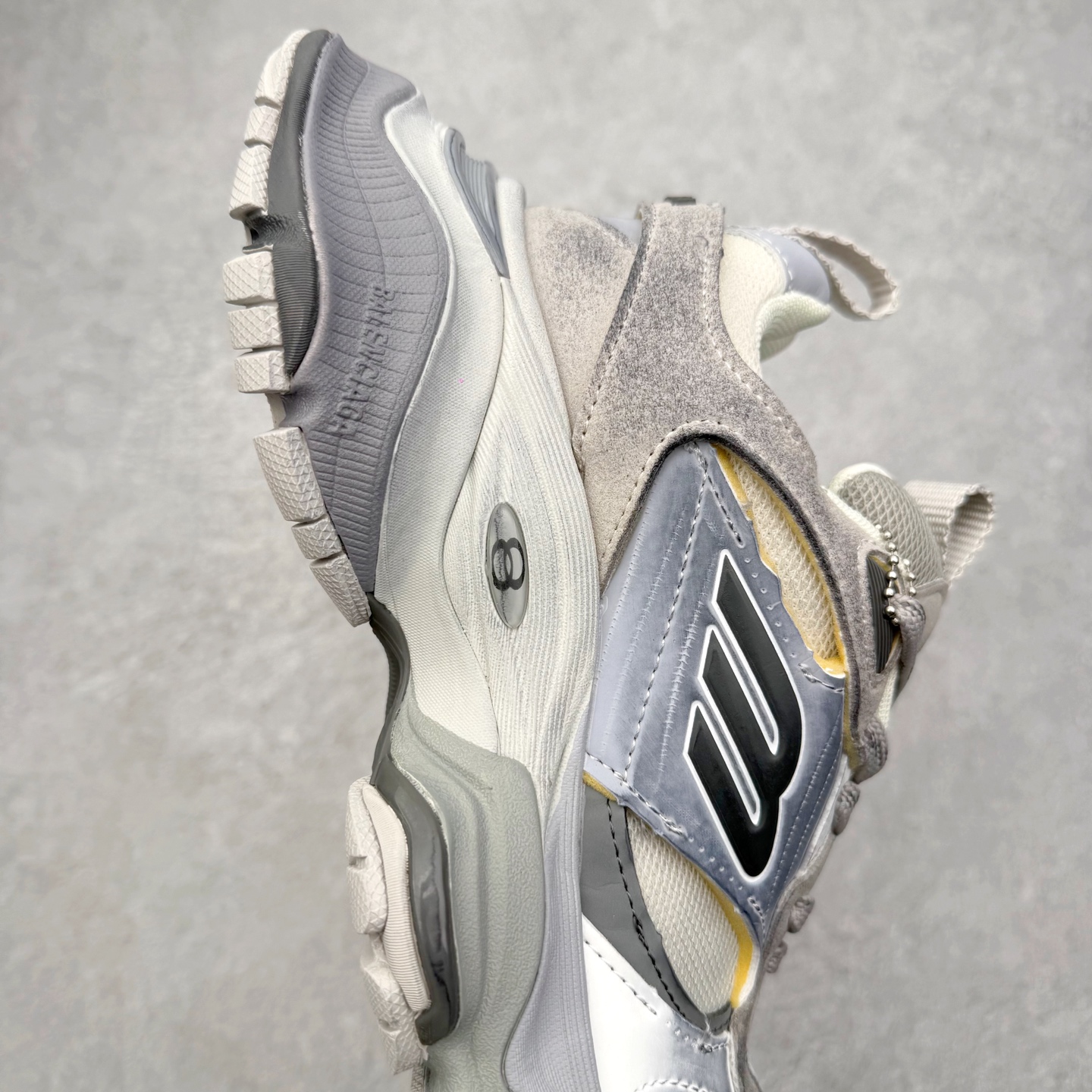 图片[6]-＃福利特价 Balenciaga CARGO Sneaker 巴黎世家十一代圆头系带舒适百搭低帮生活休闲鞋老爹鞋 这款超细纤维和网布工装运动鞋 来自 Balenciaga 2024年夏季系列 其前卫的设计、夸张的体积和反光细节赋予其特别的轮廓 在 2024 夏季系列的秀场上 我们看到了睽违已久的新款运动鞋 Cargo Sneaker 看鞋名便可猜想 延续 3XL 经典设计 这似乎是一双天生为阔腿 Cargo 而生的鞋款 并且它比起 3XL 本就极度夸张的造型更加夸张 拥有更大的鞋底面积以及更为上翘的鞋头 堪称「5XL」外观设计上除了「比大更大」做旧的厚网布鞋面 还有一种经典 Track 鞋款融合 New Balance 9060 中底之即视感 标志性 Sporty B Logo 置于鞋面中间 再加上明显提高的中底厚度 你也不用害怕与3XL难以分辨 尺码：35/46-选品中心