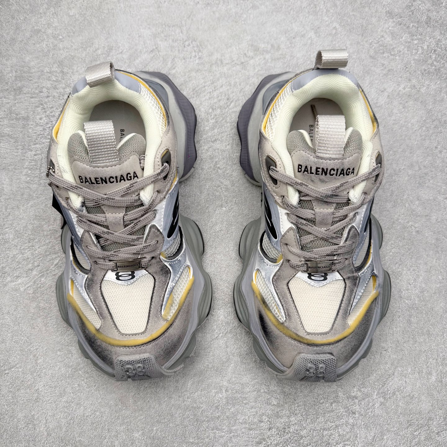 图片[2]-＃福利特价 Balenciaga CARGO Sneaker 巴黎世家十一代圆头系带舒适百搭低帮生活休闲鞋老爹鞋 这款超细纤维和网布工装运动鞋 来自 Balenciaga 2024年夏季系列 其前卫的设计、夸张的体积和反光细节赋予其特别的轮廓 在 2024 夏季系列的秀场上 我们看到了睽违已久的新款运动鞋 Cargo Sneaker 看鞋名便可猜想 延续 3XL 经典设计 这似乎是一双天生为阔腿 Cargo 而生的鞋款 并且它比起 3XL 本就极度夸张的造型更加夸张 拥有更大的鞋底面积以及更为上翘的鞋头 堪称「5XL」外观设计上除了「比大更大」做旧的厚网布鞋面 还有一种经典 Track 鞋款融合 New Balance 9060 中底之即视感 标志性 Sporty B Logo 置于鞋面中间 再加上明显提高的中底厚度 你也不用害怕与3XL难以分辨 尺码：35/46-选品中心