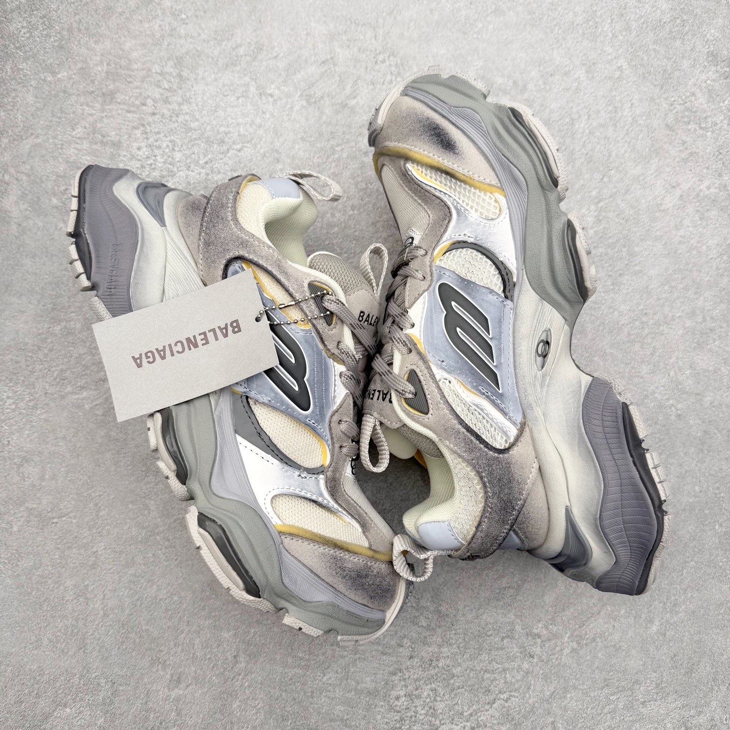 图片[3]-＃福利特价 Balenciaga CARGO Sneaker 巴黎世家十一代圆头系带舒适百搭低帮生活休闲鞋老爹鞋 这款超细纤维和网布工装运动鞋 来自 Balenciaga 2024年夏季系列 其前卫的设计、夸张的体积和反光细节赋予其特别的轮廓 在 2024 夏季系列的秀场上 我们看到了睽违已久的新款运动鞋 Cargo Sneaker 看鞋名便可猜想 延续 3XL 经典设计 这似乎是一双天生为阔腿 Cargo 而生的鞋款 并且它比起 3XL 本就极度夸张的造型更加夸张 拥有更大的鞋底面积以及更为上翘的鞋头 堪称「5XL」外观设计上除了「比大更大」做旧的厚网布鞋面 还有一种经典 Track 鞋款融合 New Balance 9060 中底之即视感 标志性 Sporty B Logo 置于鞋面中间 再加上明显提高的中底厚度 你也不用害怕与3XL难以分辨 尺码：35/46-选品中心