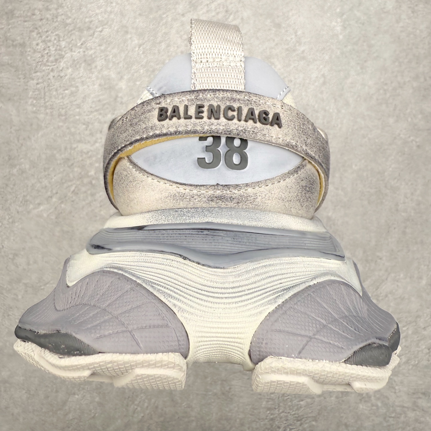 图片[8]-＃福利特价 Balenciaga CARGO Sneaker 巴黎世家十一代圆头系带舒适百搭低帮生活休闲鞋老爹鞋 这款超细纤维和网布工装运动鞋 来自 Balenciaga 2024年夏季系列 其前卫的设计、夸张的体积和反光细节赋予其特别的轮廓 在 2024 夏季系列的秀场上 我们看到了睽违已久的新款运动鞋 Cargo Sneaker 看鞋名便可猜想 延续 3XL 经典设计 这似乎是一双天生为阔腿 Cargo 而生的鞋款 并且它比起 3XL 本就极度夸张的造型更加夸张 拥有更大的鞋底面积以及更为上翘的鞋头 堪称「5XL」外观设计上除了「比大更大」做旧的厚网布鞋面 还有一种经典 Track 鞋款融合 New Balance 9060 中底之即视感 标志性 Sporty B Logo 置于鞋面中间 再加上明显提高的中底厚度 你也不用害怕与3XL难以分辨 尺码：35/46-选品中心