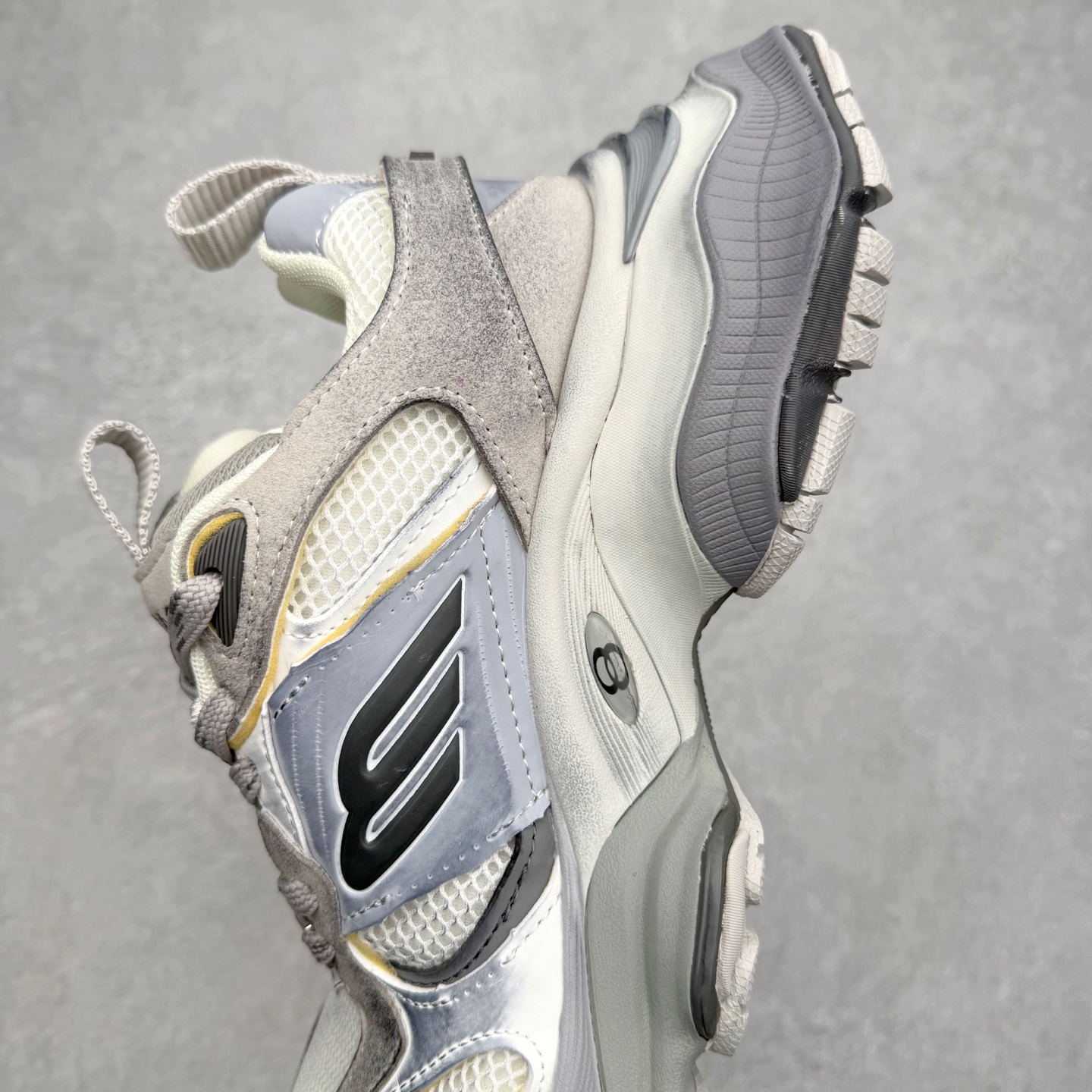 图片[7]-＃福利特价 Balenciaga CARGO Sneaker 巴黎世家十一代圆头系带舒适百搭低帮生活休闲鞋老爹鞋 这款超细纤维和网布工装运动鞋 来自 Balenciaga 2024年夏季系列 其前卫的设计、夸张的体积和反光细节赋予其特别的轮廓 在 2024 夏季系列的秀场上 我们看到了睽违已久的新款运动鞋 Cargo Sneaker 看鞋名便可猜想 延续 3XL 经典设计 这似乎是一双天生为阔腿 Cargo 而生的鞋款 并且它比起 3XL 本就极度夸张的造型更加夸张 拥有更大的鞋底面积以及更为上翘的鞋头 堪称「5XL」外观设计上除了「比大更大」做旧的厚网布鞋面 还有一种经典 Track 鞋款融合 New Balance 9060 中底之即视感 标志性 Sporty B Logo 置于鞋面中间 再加上明显提高的中底厚度 你也不用害怕与3XL难以分辨 尺码：35/46-选品中心