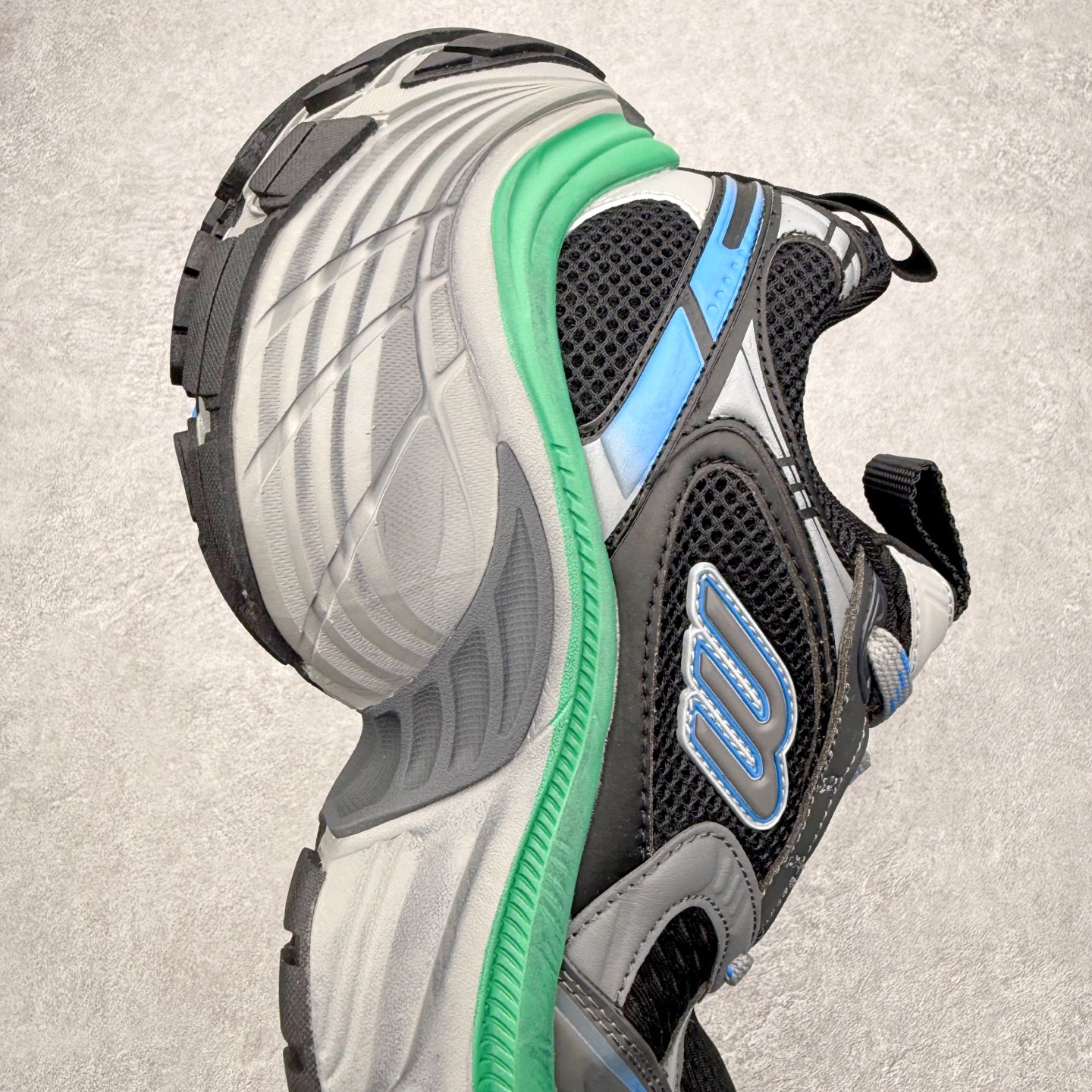 图片[6]-＃福利特价 BALENCIAGA 10XL Sneakers 巴黎世家网布系带低帮走秀复古老爹鞋 展现品牌对于新潮事物的热情 这款鞋子拥有巨大尺寸和醒目设计 符合当下”老爹鞋”的趋势 鞋子采用银灰配色 营造出低调而不失华丽的效果 10XL的尺码使它成为市场中最显眼的存在 适合追求个性化的人群 Balenciaga始终站在时尚前沿 此次发布的产品再次体现了他们的创新能力 尺码：35 36 37 38 39 40 41 42 43 44 45 46-选品中心