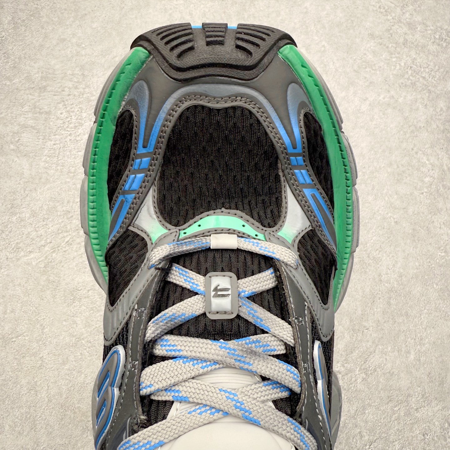 图片[4]-＃福利特价 BALENCIAGA 10XL Sneakers 巴黎世家网布系带低帮走秀复古老爹鞋 展现品牌对于新潮事物的热情 这款鞋子拥有巨大尺寸和醒目设计 符合当下”老爹鞋”的趋势 鞋子采用银灰配色 营造出低调而不失华丽的效果 10XL的尺码使它成为市场中最显眼的存在 适合追求个性化的人群 Balenciaga始终站在时尚前沿 此次发布的产品再次体现了他们的创新能力 尺码：35 36 37 38 39 40 41 42 43 44 45 46-选品中心