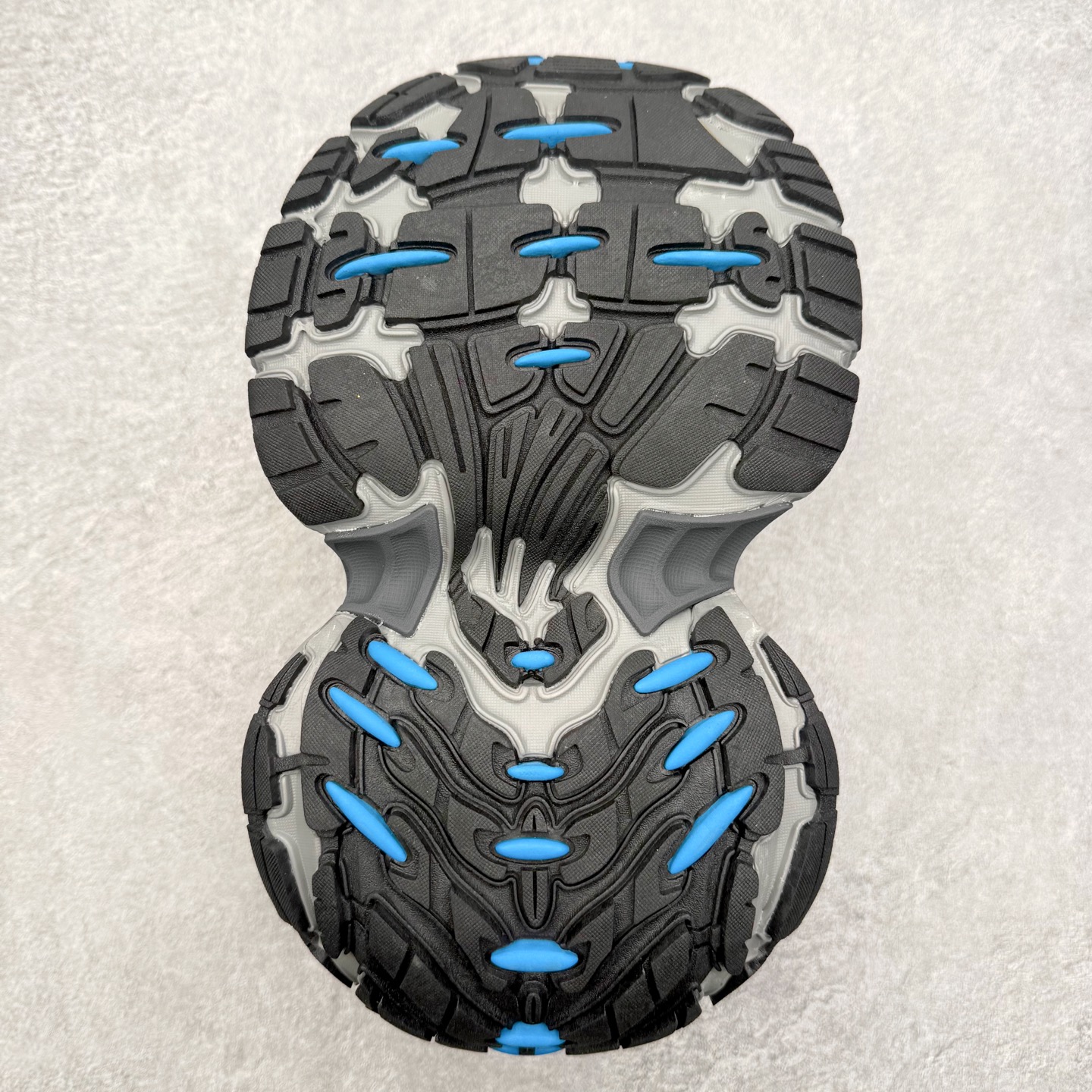 图片[9]-＃福利特价 BALENCIAGA 10XL Sneakers 巴黎世家网布系带低帮走秀复古老爹鞋 展现品牌对于新潮事物的热情 这款鞋子拥有巨大尺寸和醒目设计 符合当下”老爹鞋”的趋势 鞋子采用银灰配色 营造出低调而不失华丽的效果 10XL的尺码使它成为市场中最显眼的存在 适合追求个性化的人群 Balenciaga始终站在时尚前沿 此次发布的产品再次体现了他们的创新能力 尺码：35 36 37 38 39 40 41 42 43 44 45 46-选品中心