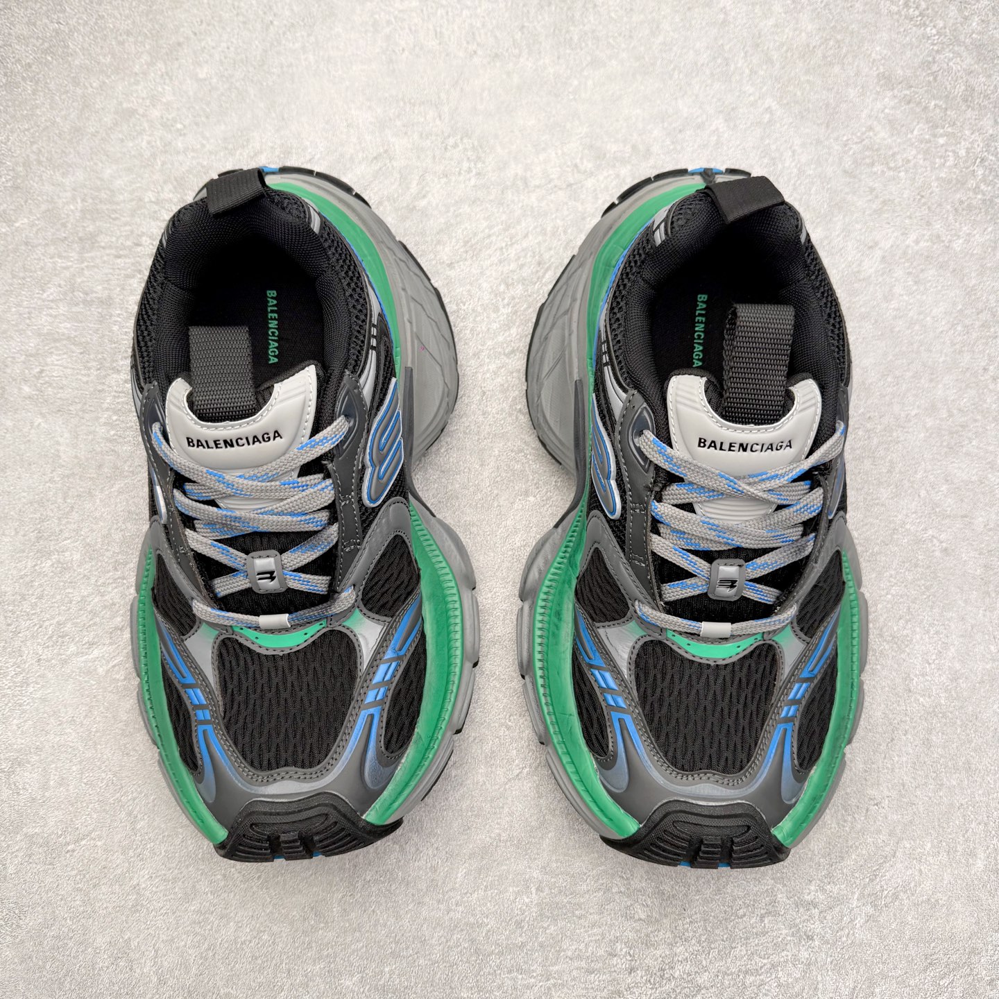 图片[2]-＃福利特价 BALENCIAGA 10XL Sneakers 巴黎世家网布系带低帮走秀复古老爹鞋 展现品牌对于新潮事物的热情 这款鞋子拥有巨大尺寸和醒目设计 符合当下”老爹鞋”的趋势 鞋子采用银灰配色 营造出低调而不失华丽的效果 10XL的尺码使它成为市场中最显眼的存在 适合追求个性化的人群 Balenciaga始终站在时尚前沿 此次发布的产品再次体现了他们的创新能力 尺码：35 36 37 38 39 40 41 42 43 44 45 46-选品中心