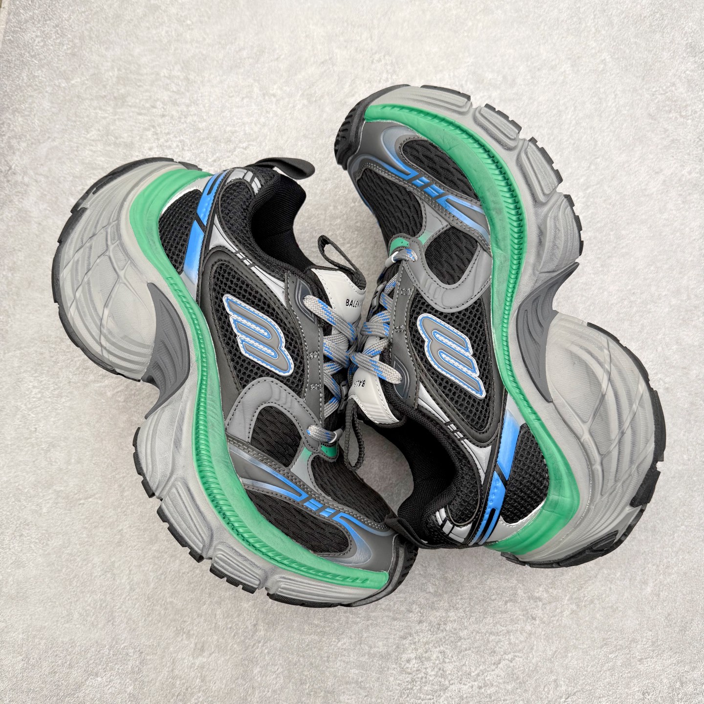 图片[3]-＃福利特价 BALENCIAGA 10XL Sneakers 巴黎世家网布系带低帮走秀复古老爹鞋 展现品牌对于新潮事物的热情 这款鞋子拥有巨大尺寸和醒目设计 符合当下”老爹鞋”的趋势 鞋子采用银灰配色 营造出低调而不失华丽的效果 10XL的尺码使它成为市场中最显眼的存在 适合追求个性化的人群 Balenciaga始终站在时尚前沿 此次发布的产品再次体现了他们的创新能力 尺码：35 36 37 38 39 40 41 42 43 44 45 46-选品中心