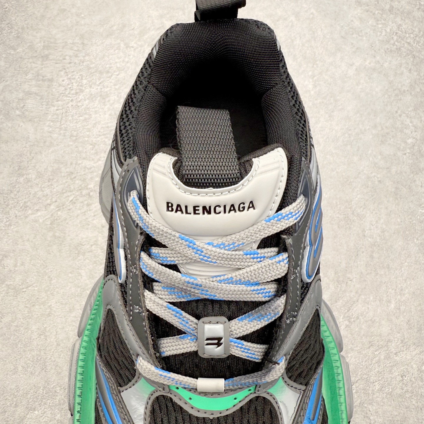 图片[5]-＃福利特价 BALENCIAGA 10XL Sneakers 巴黎世家网布系带低帮走秀复古老爹鞋 展现品牌对于新潮事物的热情 这款鞋子拥有巨大尺寸和醒目设计 符合当下”老爹鞋”的趋势 鞋子采用银灰配色 营造出低调而不失华丽的效果 10XL的尺码使它成为市场中最显眼的存在 适合追求个性化的人群 Balenciaga始终站在时尚前沿 此次发布的产品再次体现了他们的创新能力 尺码：35 36 37 38 39 40 41 42 43 44 45 46-选品中心