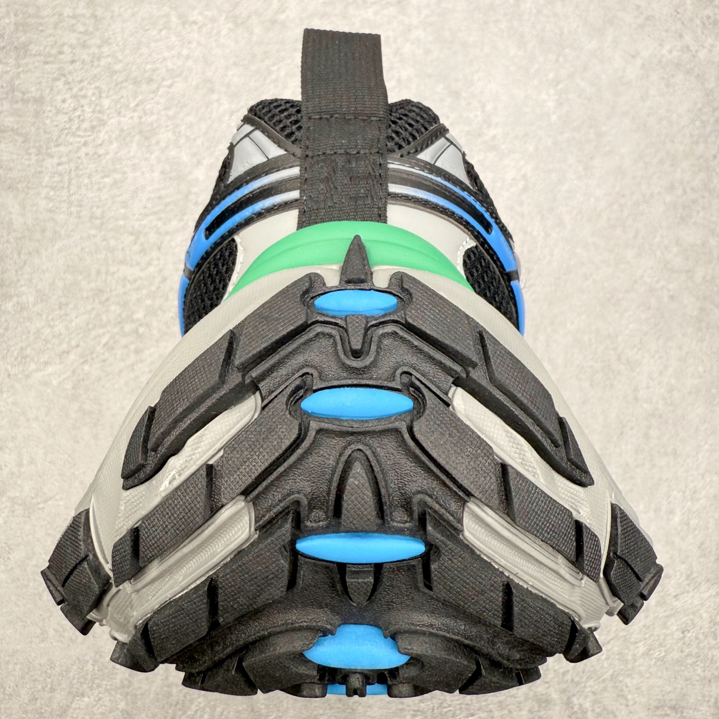 图片[8]-＃福利特价 BALENCIAGA 10XL Sneakers 巴黎世家网布系带低帮走秀复古老爹鞋 展现品牌对于新潮事物的热情 这款鞋子拥有巨大尺寸和醒目设计 符合当下”老爹鞋”的趋势 鞋子采用银灰配色 营造出低调而不失华丽的效果 10XL的尺码使它成为市场中最显眼的存在 适合追求个性化的人群 Balenciaga始终站在时尚前沿 此次发布的产品再次体现了他们的创新能力 尺码：35 36 37 38 39 40 41 42 43 44 45 46-选品中心