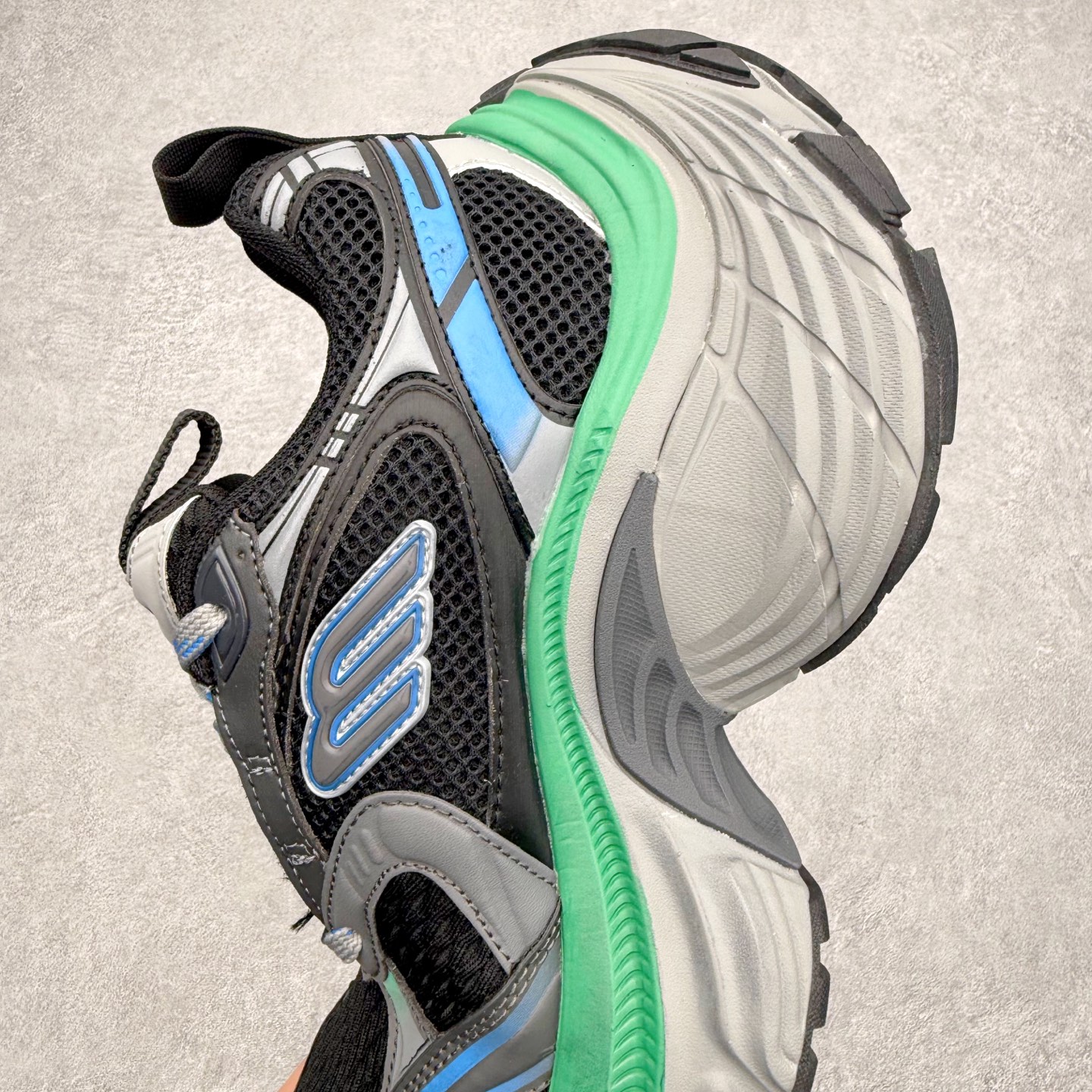 图片[7]-＃福利特价 BALENCIAGA 10XL Sneakers 巴黎世家网布系带低帮走秀复古老爹鞋 展现品牌对于新潮事物的热情 这款鞋子拥有巨大尺寸和醒目设计 符合当下”老爹鞋”的趋势 鞋子采用银灰配色 营造出低调而不失华丽的效果 10XL的尺码使它成为市场中最显眼的存在 适合追求个性化的人群 Balenciaga始终站在时尚前沿 此次发布的产品再次体现了他们的创新能力 尺码：35 36 37 38 39 40 41 42 43 44 45 46-选品中心