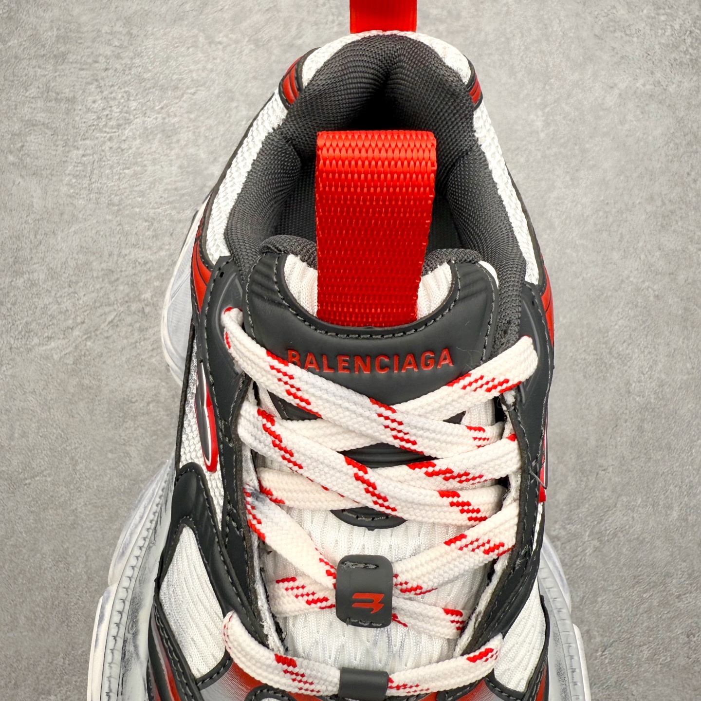 图片[5]-＃福利特价 BALENCIAGA 10XL Sneakers 巴黎世家网布系带低帮走秀复古老爹鞋 展现品牌对于新潮事物的热情 这款鞋子拥有巨大尺寸和醒目设计 符合当下”老爹鞋”的趋势 鞋子采用银灰配色 营造出低调而不失华丽的效果 10XL的尺码使它成为市场中最显眼的存在 适合追求个性化的人群 Balenciaga始终站在时尚前沿 此次发布的产品再次体现了他们的创新能力 尺码：35 36 37 38 39 40 41 42 43 44 45 46-选品中心