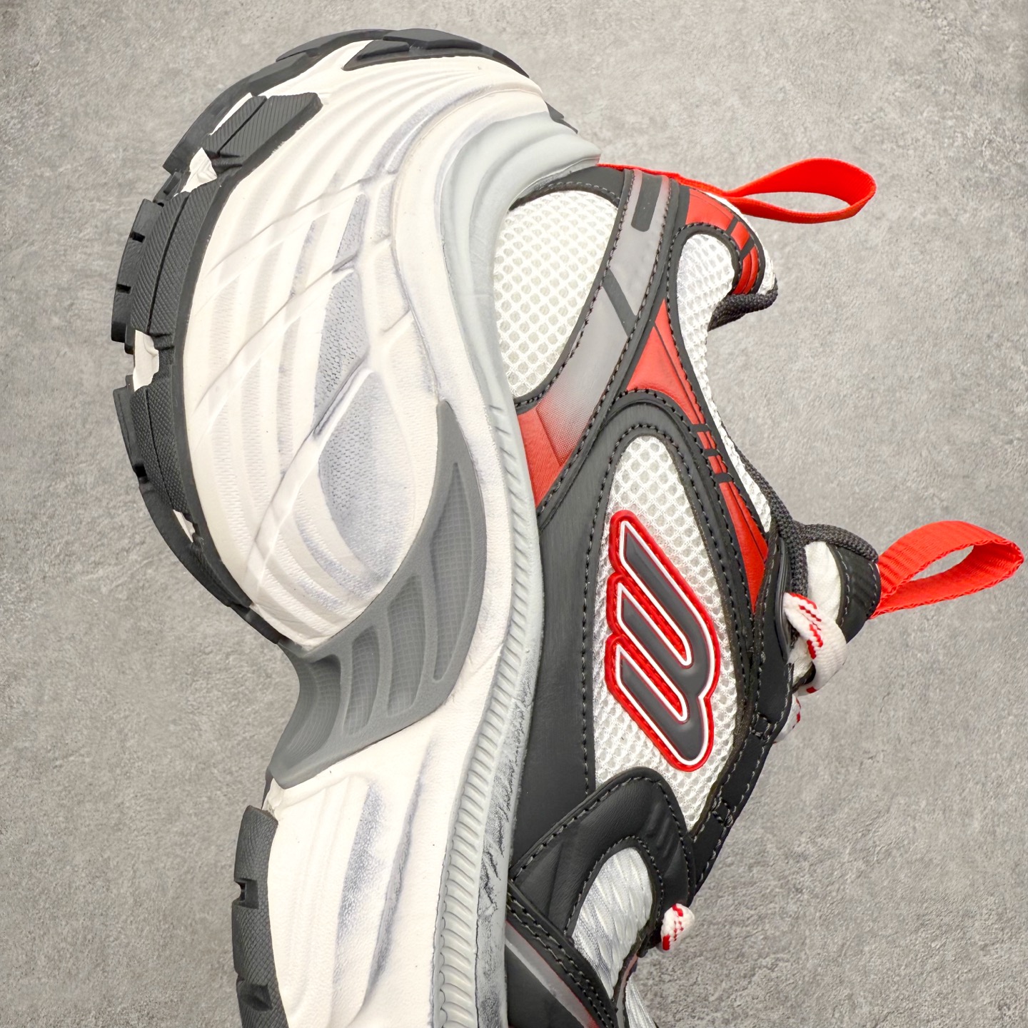 图片[6]-＃福利特价 BALENCIAGA 10XL Sneakers 巴黎世家网布系带低帮走秀复古老爹鞋 展现品牌对于新潮事物的热情 这款鞋子拥有巨大尺寸和醒目设计 符合当下”老爹鞋”的趋势 鞋子采用银灰配色 营造出低调而不失华丽的效果 10XL的尺码使它成为市场中最显眼的存在 适合追求个性化的人群 Balenciaga始终站在时尚前沿 此次发布的产品再次体现了他们的创新能力 尺码：35 36 37 38 39 40 41 42 43 44 45 46-选品中心