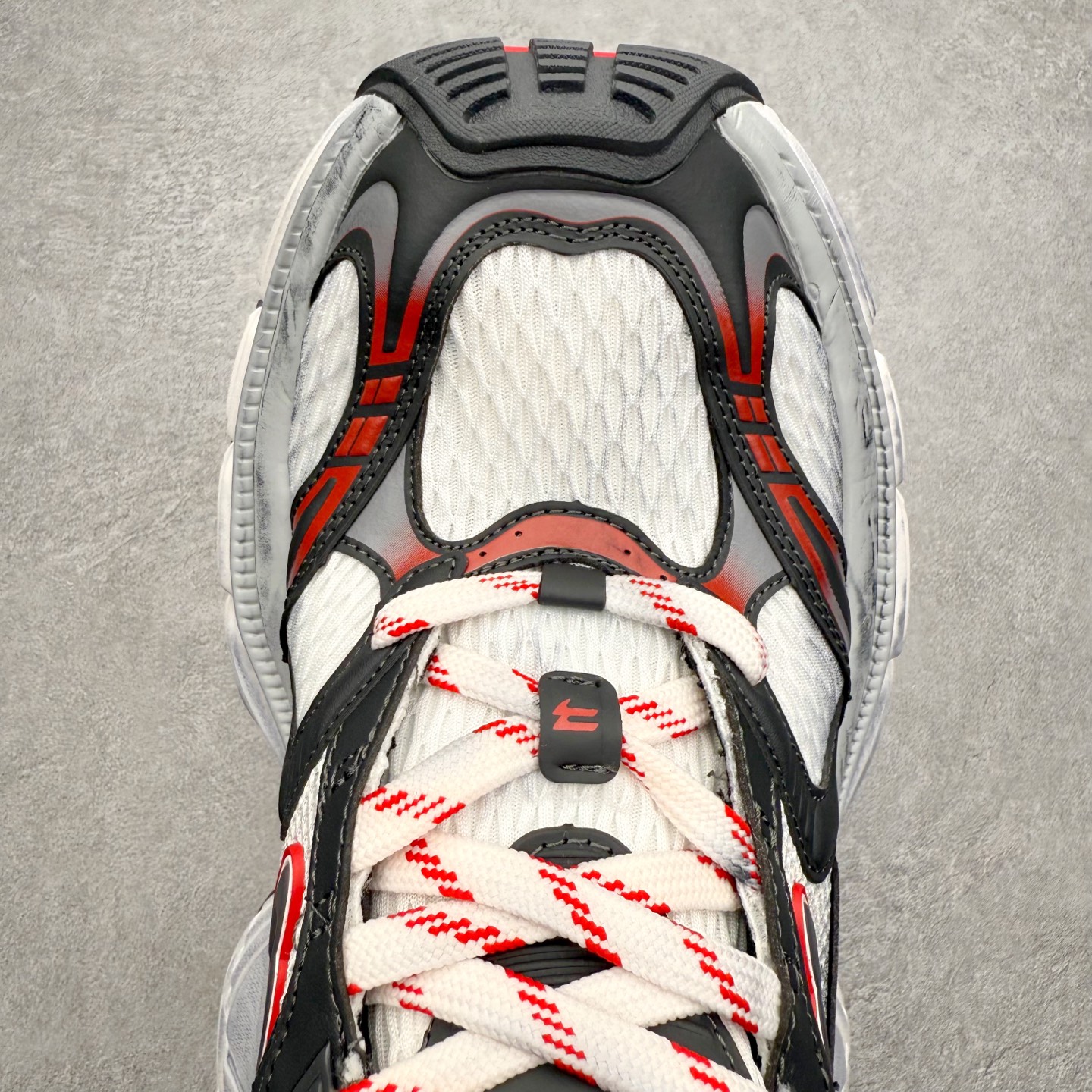 图片[4]-＃福利特价 BALENCIAGA 10XL Sneakers 巴黎世家网布系带低帮走秀复古老爹鞋 展现品牌对于新潮事物的热情 这款鞋子拥有巨大尺寸和醒目设计 符合当下”老爹鞋”的趋势 鞋子采用银灰配色 营造出低调而不失华丽的效果 10XL的尺码使它成为市场中最显眼的存在 适合追求个性化的人群 Balenciaga始终站在时尚前沿 此次发布的产品再次体现了他们的创新能力 尺码：35 36 37 38 39 40 41 42 43 44 45 46-选品中心