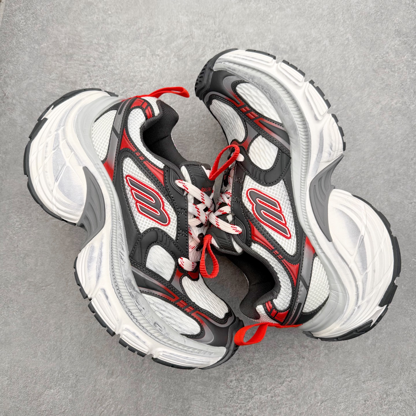 图片[3]-＃福利特价 BALENCIAGA 10XL Sneakers 巴黎世家网布系带低帮走秀复古老爹鞋 展现品牌对于新潮事物的热情 这款鞋子拥有巨大尺寸和醒目设计 符合当下”老爹鞋”的趋势 鞋子采用银灰配色 营造出低调而不失华丽的效果 10XL的尺码使它成为市场中最显眼的存在 适合追求个性化的人群 Balenciaga始终站在时尚前沿 此次发布的产品再次体现了他们的创新能力 尺码：35 36 37 38 39 40 41 42 43 44 45 46-选品中心