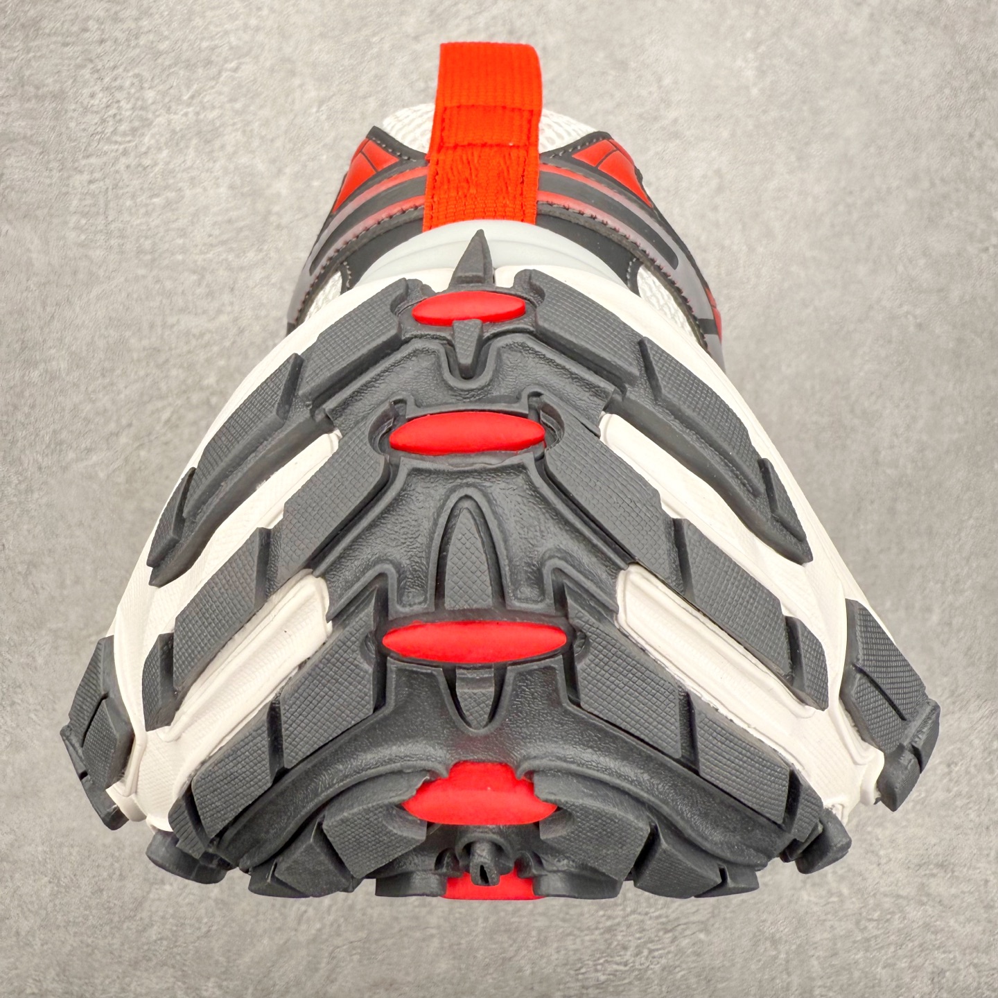 图片[8]-＃福利特价 BALENCIAGA 10XL Sneakers 巴黎世家网布系带低帮走秀复古老爹鞋 展现品牌对于新潮事物的热情 这款鞋子拥有巨大尺寸和醒目设计 符合当下”老爹鞋”的趋势 鞋子采用银灰配色 营造出低调而不失华丽的效果 10XL的尺码使它成为市场中最显眼的存在 适合追求个性化的人群 Balenciaga始终站在时尚前沿 此次发布的产品再次体现了他们的创新能力 尺码：35 36 37 38 39 40 41 42 43 44 45 46-选品中心