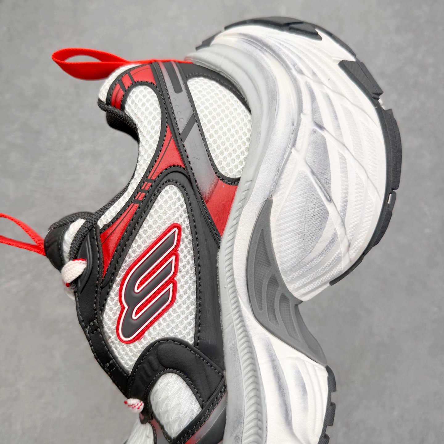 图片[7]-＃福利特价 BALENCIAGA 10XL Sneakers 巴黎世家网布系带低帮走秀复古老爹鞋 展现品牌对于新潮事物的热情 这款鞋子拥有巨大尺寸和醒目设计 符合当下”老爹鞋”的趋势 鞋子采用银灰配色 营造出低调而不失华丽的效果 10XL的尺码使它成为市场中最显眼的存在 适合追求个性化的人群 Balenciaga始终站在时尚前沿 此次发布的产品再次体现了他们的创新能力 尺码：35 36 37 38 39 40 41 42 43 44 45 46-选品中心