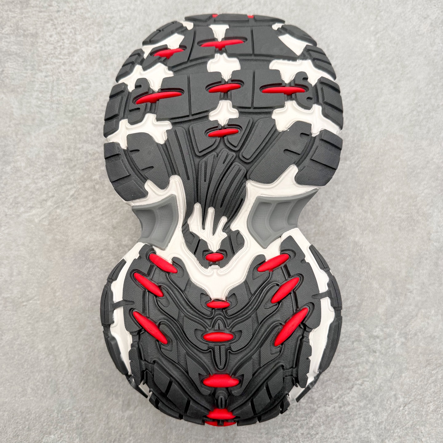 图片[9]-＃福利特价 BALENCIAGA 10XL Sneakers 巴黎世家网布系带低帮走秀复古老爹鞋 展现品牌对于新潮事物的热情 这款鞋子拥有巨大尺寸和醒目设计 符合当下”老爹鞋”的趋势 鞋子采用银灰配色 营造出低调而不失华丽的效果 10XL的尺码使它成为市场中最显眼的存在 适合追求个性化的人群 Balenciaga始终站在时尚前沿 此次发布的产品再次体现了他们的创新能力 尺码：35 36 37 38 39 40 41 42 43 44 45 46-选品中心