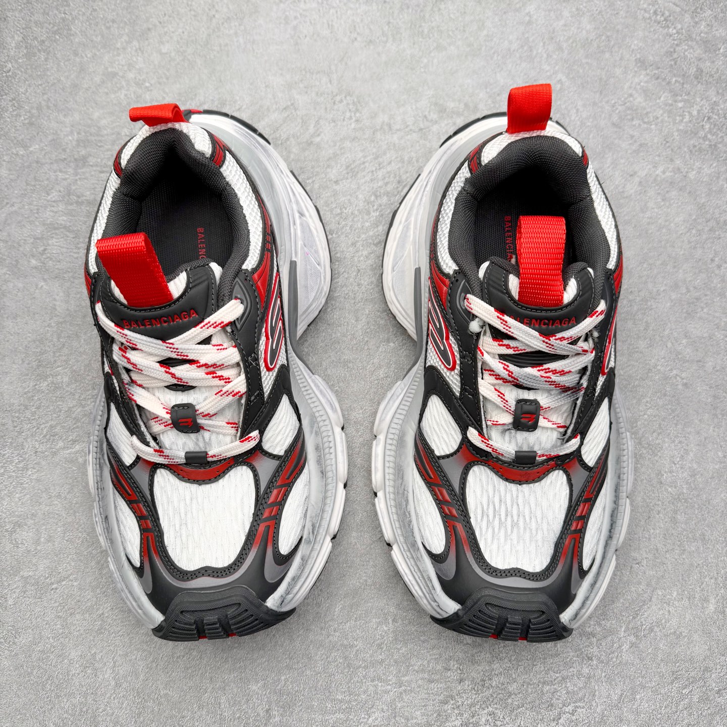 图片[2]-＃福利特价 BALENCIAGA 10XL Sneakers 巴黎世家网布系带低帮走秀复古老爹鞋 展现品牌对于新潮事物的热情 这款鞋子拥有巨大尺寸和醒目设计 符合当下”老爹鞋”的趋势 鞋子采用银灰配色 营造出低调而不失华丽的效果 10XL的尺码使它成为市场中最显眼的存在 适合追求个性化的人群 Balenciaga始终站在时尚前沿 此次发布的产品再次体现了他们的创新能力 尺码：35 36 37 38 39 40 41 42 43 44 45 46-选品中心