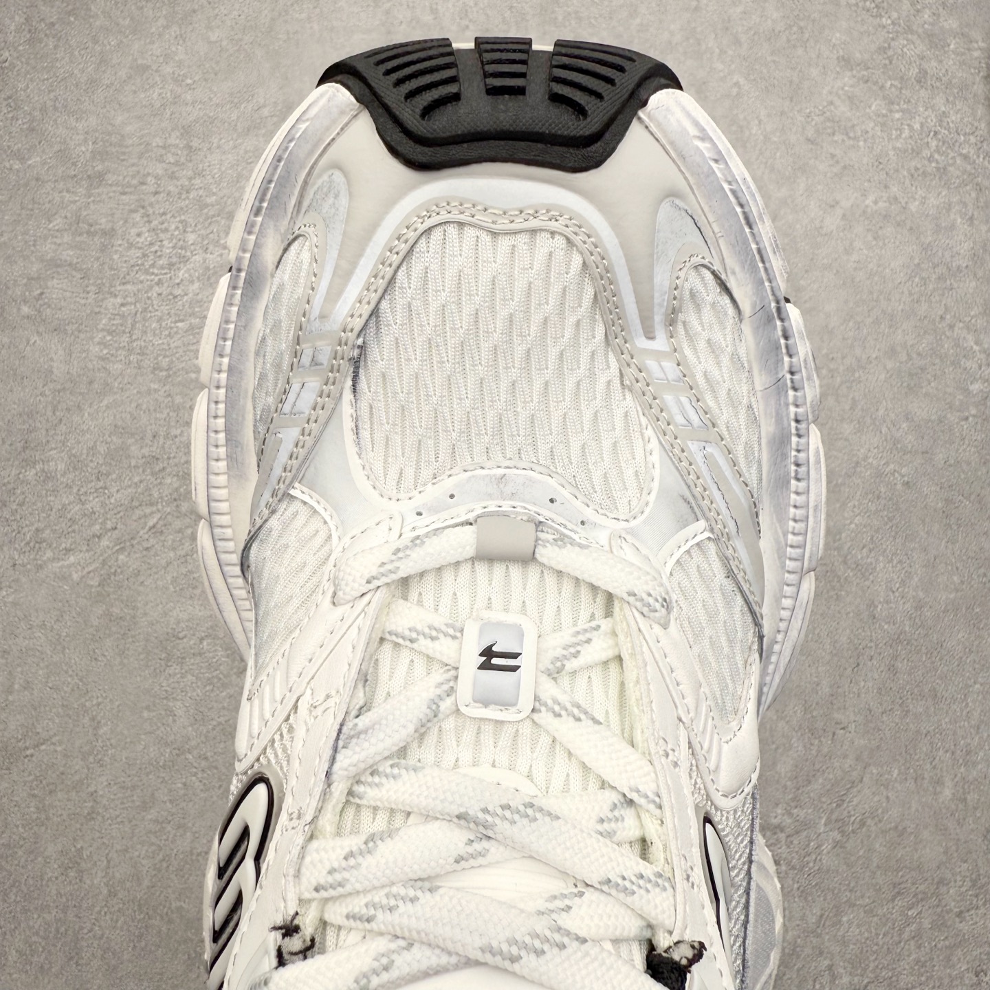 图片[4]-＃福利特价 BALENCIAGA 10XL Sneakers 巴黎世家网布系带低帮走秀复古老爹鞋 展现品牌对于新潮事物的热情 这款鞋子拥有巨大尺寸和醒目设计 符合当下”老爹鞋”的趋势 鞋子采用银灰配色 营造出低调而不失华丽的效果 10XL的尺码使它成为市场中最显眼的存在 适合追求个性化的人群 Balenciaga始终站在时尚前沿 此次发布的产品再次体现了他们的创新能力 尺码：35 36 37 38 39 40 41 42 43 44 45 46-选品中心