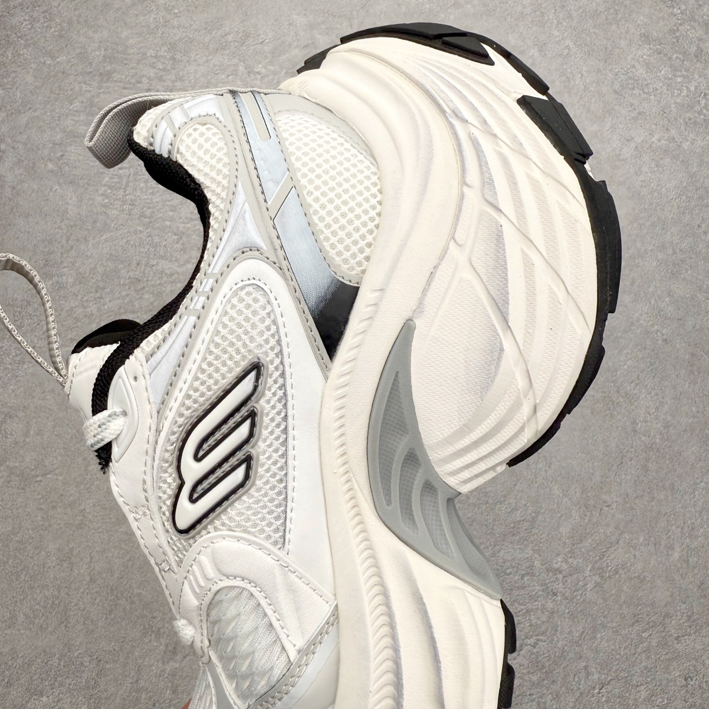 图片[7]-＃福利特价 BALENCIAGA 10XL Sneakers 巴黎世家网布系带低帮走秀复古老爹鞋 展现品牌对于新潮事物的热情 这款鞋子拥有巨大尺寸和醒目设计 符合当下”老爹鞋”的趋势 鞋子采用银灰配色 营造出低调而不失华丽的效果 10XL的尺码使它成为市场中最显眼的存在 适合追求个性化的人群 Balenciaga始终站在时尚前沿 此次发布的产品再次体现了他们的创新能力 尺码：35 36 37 38 39 40 41 42 43 44 45 46-选品中心