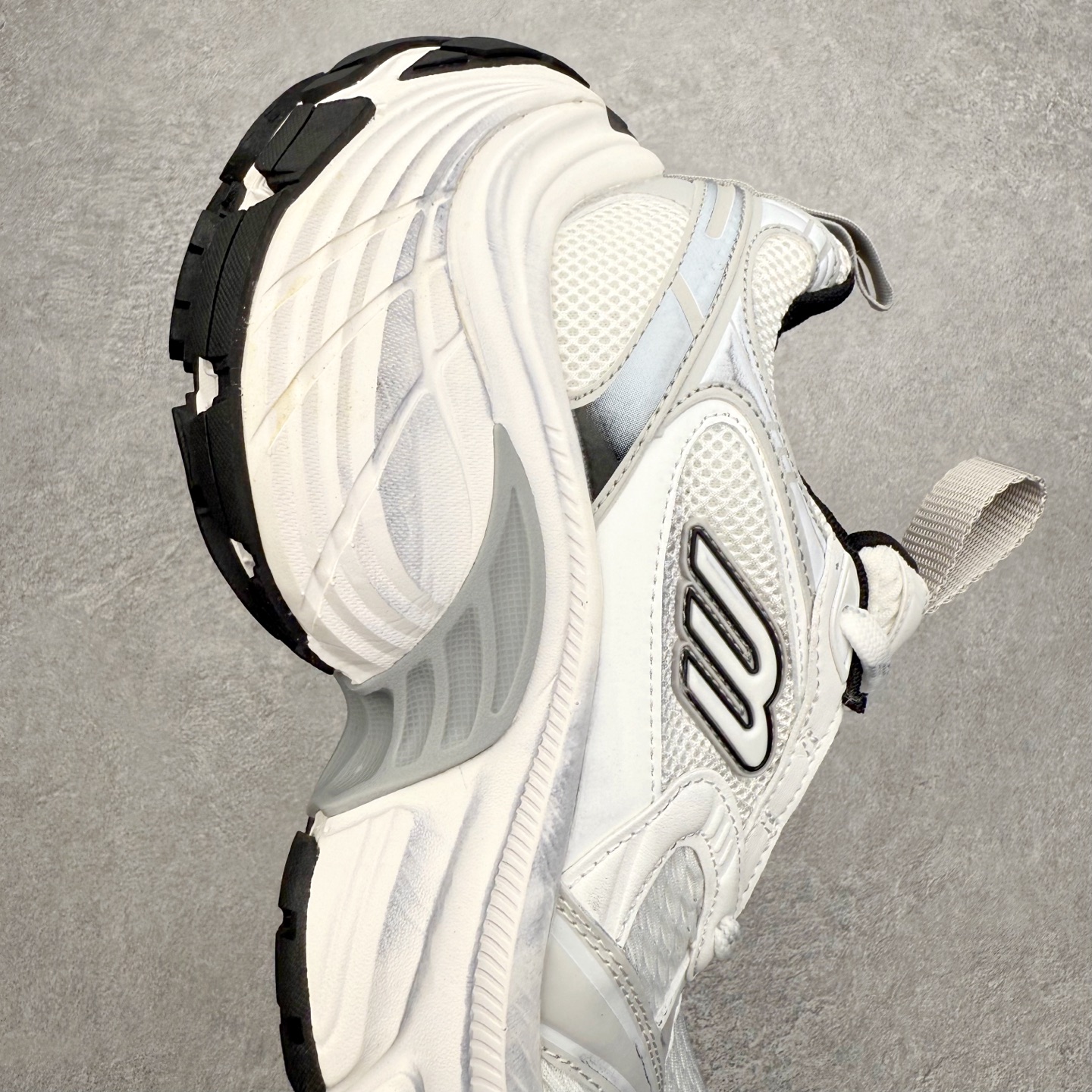 图片[6]-＃福利特价 BALENCIAGA 10XL Sneakers 巴黎世家网布系带低帮走秀复古老爹鞋 展现品牌对于新潮事物的热情 这款鞋子拥有巨大尺寸和醒目设计 符合当下”老爹鞋”的趋势 鞋子采用银灰配色 营造出低调而不失华丽的效果 10XL的尺码使它成为市场中最显眼的存在 适合追求个性化的人群 Balenciaga始终站在时尚前沿 此次发布的产品再次体现了他们的创新能力 尺码：35 36 37 38 39 40 41 42 43 44 45 46-选品中心