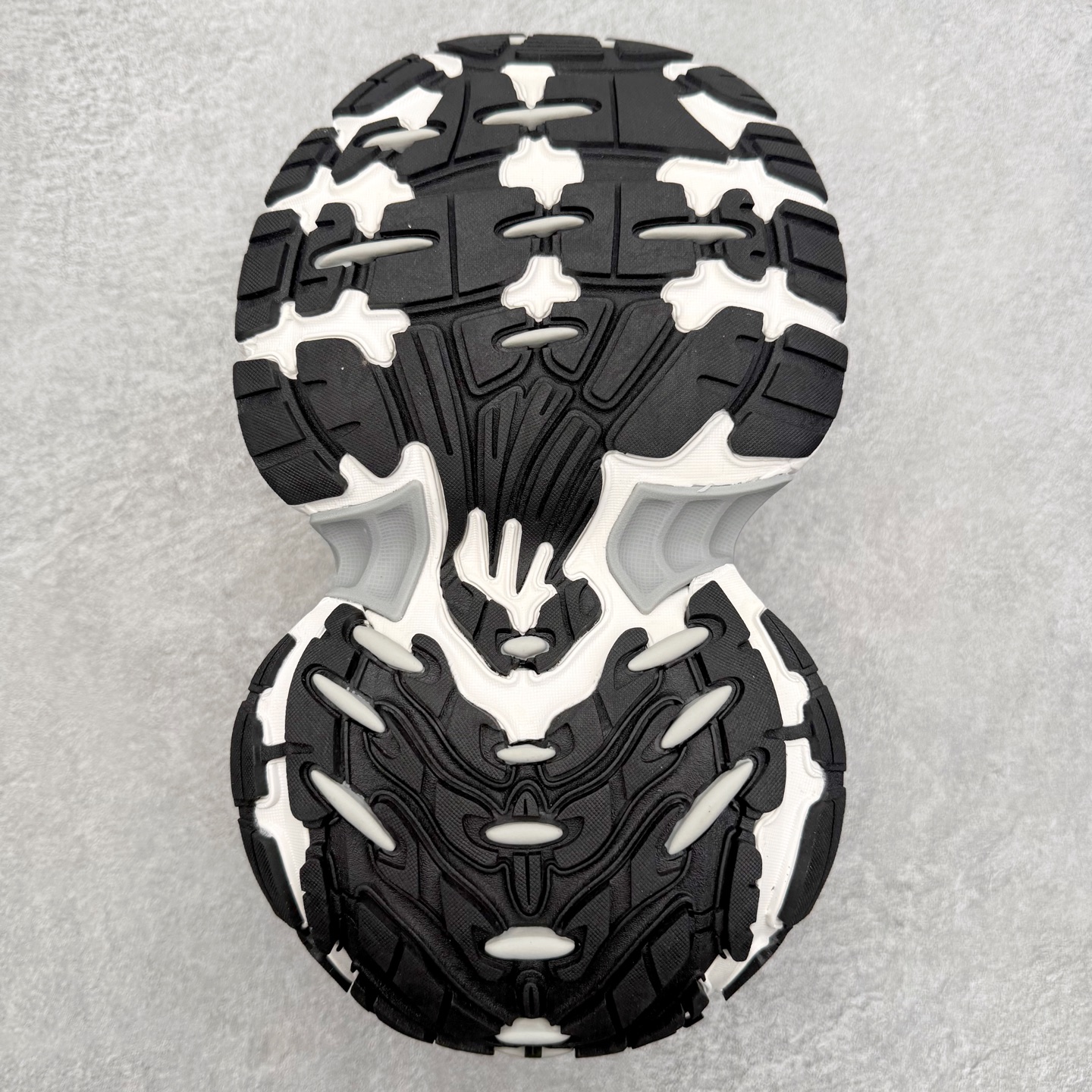 图片[9]-＃福利特价 BALENCIAGA 10XL Sneakers 巴黎世家网布系带低帮走秀复古老爹鞋 展现品牌对于新潮事物的热情 这款鞋子拥有巨大尺寸和醒目设计 符合当下”老爹鞋”的趋势 鞋子采用银灰配色 营造出低调而不失华丽的效果 10XL的尺码使它成为市场中最显眼的存在 适合追求个性化的人群 Balenciaga始终站在时尚前沿 此次发布的产品再次体现了他们的创新能力 尺码：35 36 37 38 39 40 41 42 43 44 45 46-选品中心