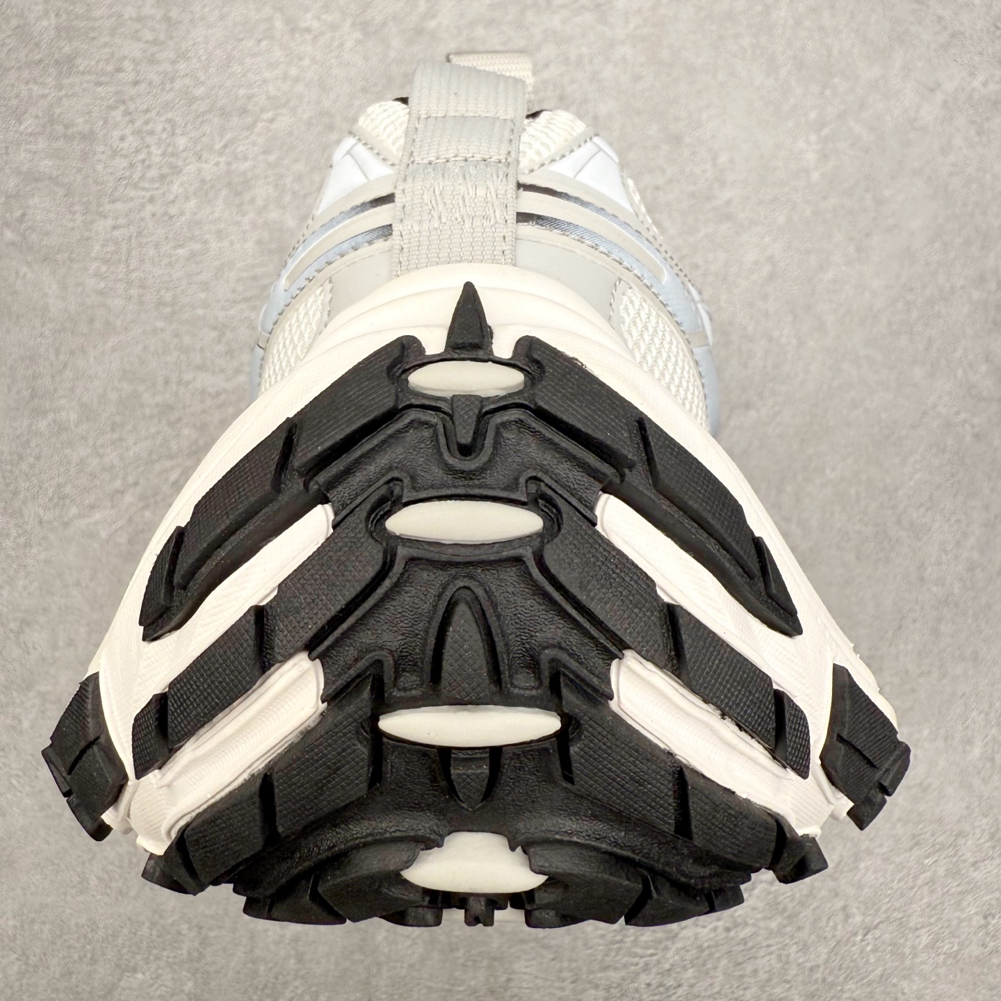 图片[8]-＃福利特价 BALENCIAGA 10XL Sneakers 巴黎世家网布系带低帮走秀复古老爹鞋 展现品牌对于新潮事物的热情 这款鞋子拥有巨大尺寸和醒目设计 符合当下”老爹鞋”的趋势 鞋子采用银灰配色 营造出低调而不失华丽的效果 10XL的尺码使它成为市场中最显眼的存在 适合追求个性化的人群 Balenciaga始终站在时尚前沿 此次发布的产品再次体现了他们的创新能力 尺码：35 36 37 38 39 40 41 42 43 44 45 46-选品中心