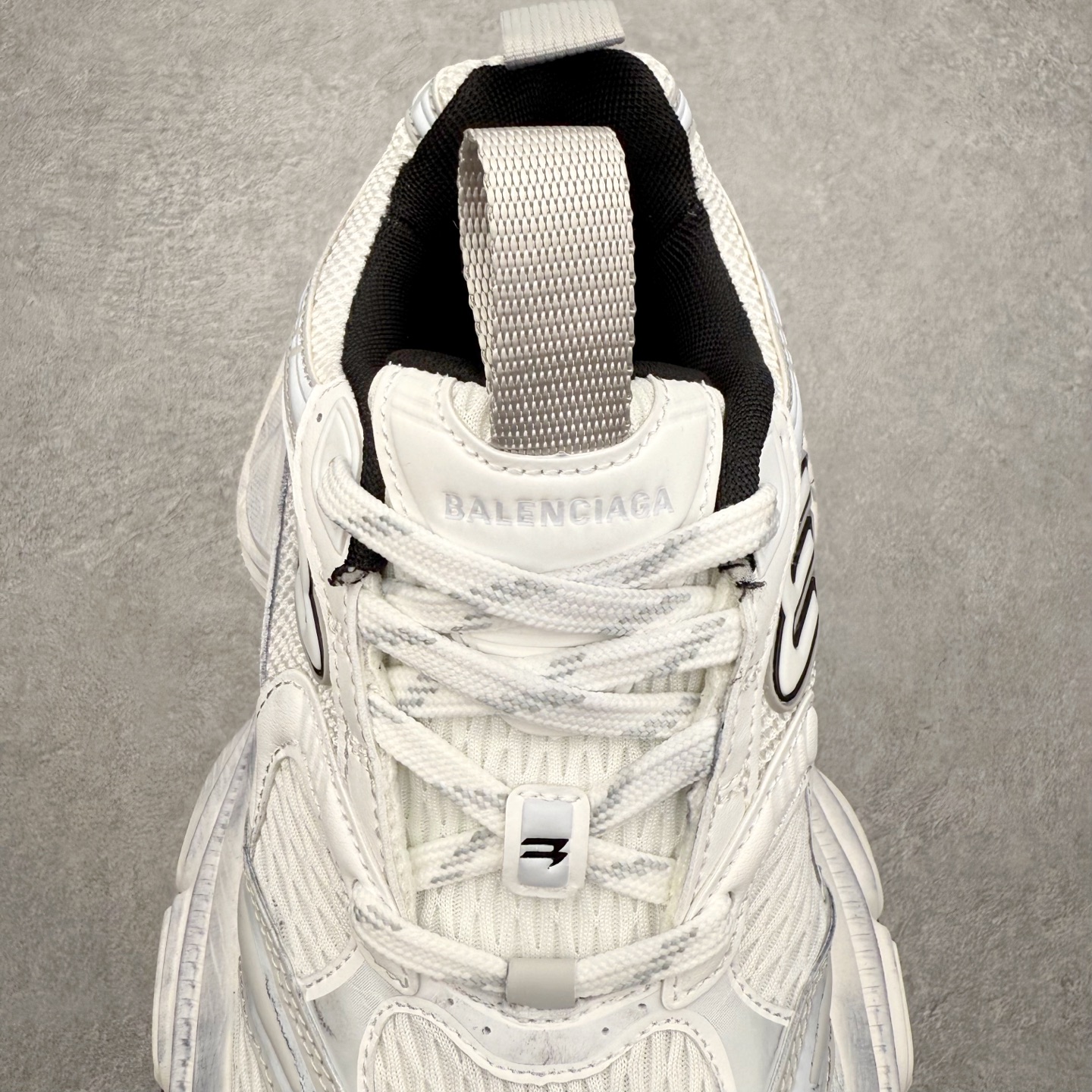 图片[5]-＃福利特价 BALENCIAGA 10XL Sneakers 巴黎世家网布系带低帮走秀复古老爹鞋 展现品牌对于新潮事物的热情 这款鞋子拥有巨大尺寸和醒目设计 符合当下”老爹鞋”的趋势 鞋子采用银灰配色 营造出低调而不失华丽的效果 10XL的尺码使它成为市场中最显眼的存在 适合追求个性化的人群 Balenciaga始终站在时尚前沿 此次发布的产品再次体现了他们的创新能力 尺码：35 36 37 38 39 40 41 42 43 44 45 46-选品中心