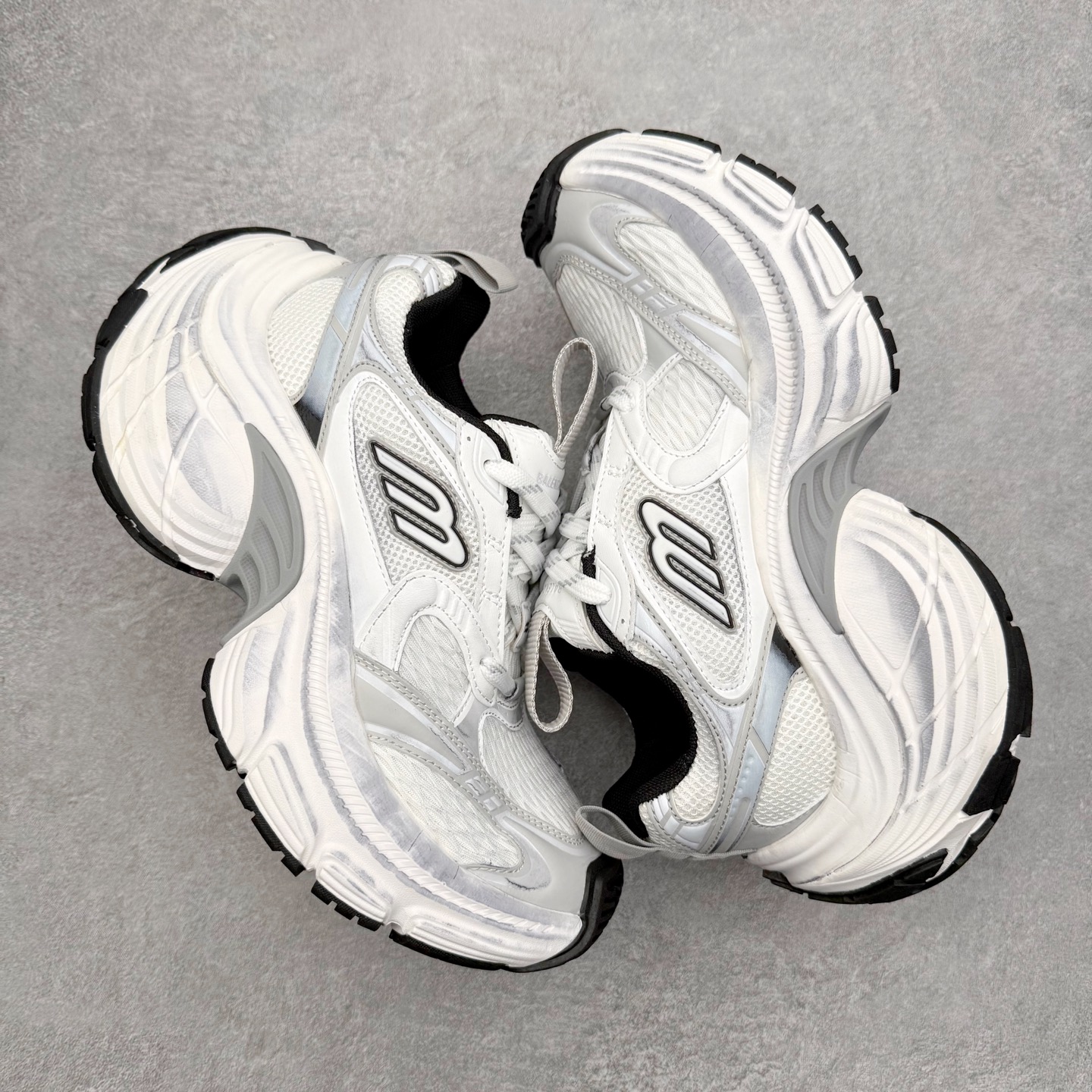 图片[3]-＃福利特价 BALENCIAGA 10XL Sneakers 巴黎世家网布系带低帮走秀复古老爹鞋 展现品牌对于新潮事物的热情 这款鞋子拥有巨大尺寸和醒目设计 符合当下”老爹鞋”的趋势 鞋子采用银灰配色 营造出低调而不失华丽的效果 10XL的尺码使它成为市场中最显眼的存在 适合追求个性化的人群 Balenciaga始终站在时尚前沿 此次发布的产品再次体现了他们的创新能力 尺码：35 36 37 38 39 40 41 42 43 44 45 46-选品中心