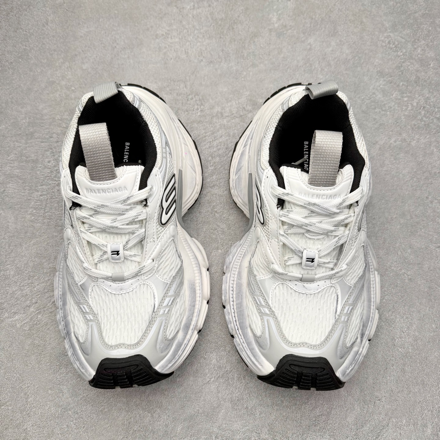 图片[2]-＃福利特价 BALENCIAGA 10XL Sneakers 巴黎世家网布系带低帮走秀复古老爹鞋 展现品牌对于新潮事物的热情 这款鞋子拥有巨大尺寸和醒目设计 符合当下”老爹鞋”的趋势 鞋子采用银灰配色 营造出低调而不失华丽的效果 10XL的尺码使它成为市场中最显眼的存在 适合追求个性化的人群 Balenciaga始终站在时尚前沿 此次发布的产品再次体现了他们的创新能力 尺码：35 36 37 38 39 40 41 42 43 44 45 46-选品中心