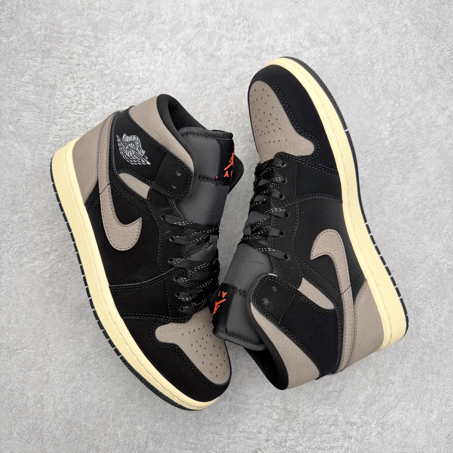 图片[3]-＃K版 Air Jordan AJ1 Mid 中帮 IB7110-002 原厂内置全掌气垫 A模大底 头层小牛皮 鞋舌AJ原厂专用牛津布+AJ专用反口珍珠布+原厂无杂质高弹内里海棉 特殊封边弹力鞋带 全网唯一头层牛皮 原鞋开模 拒绝公底 购置公司同步原材料 原汁原味 忠于原版‼️尺码：36 36.5 37.5 38 38.5 39 40 40.5 41 42 42.5 43 44 44.5 45 46 47.5-选品中心