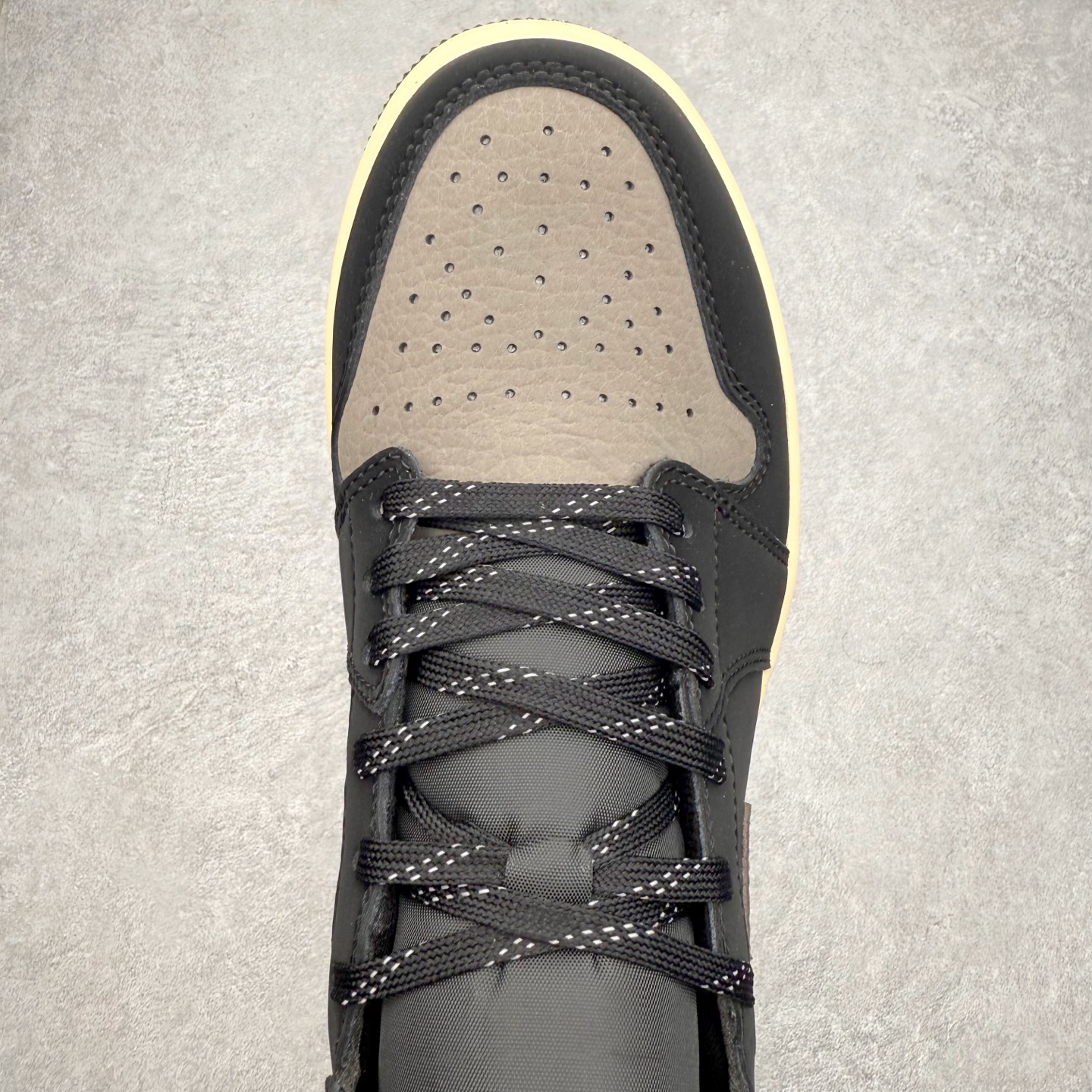 图片[4]-＃K版 Air Jordan AJ1 Mid 中帮 IB7110-002 原厂内置全掌气垫 A模大底 头层小牛皮 鞋舌AJ原厂专用牛津布+AJ专用反口珍珠布+原厂无杂质高弹内里海棉 特殊封边弹力鞋带 全网唯一头层牛皮 原鞋开模 拒绝公底 购置公司同步原材料 原汁原味 忠于原版‼️尺码：36 36.5 37.5 38 38.5 39 40 40.5 41 42 42.5 43 44 44.5 45 46 47.5-选品中心